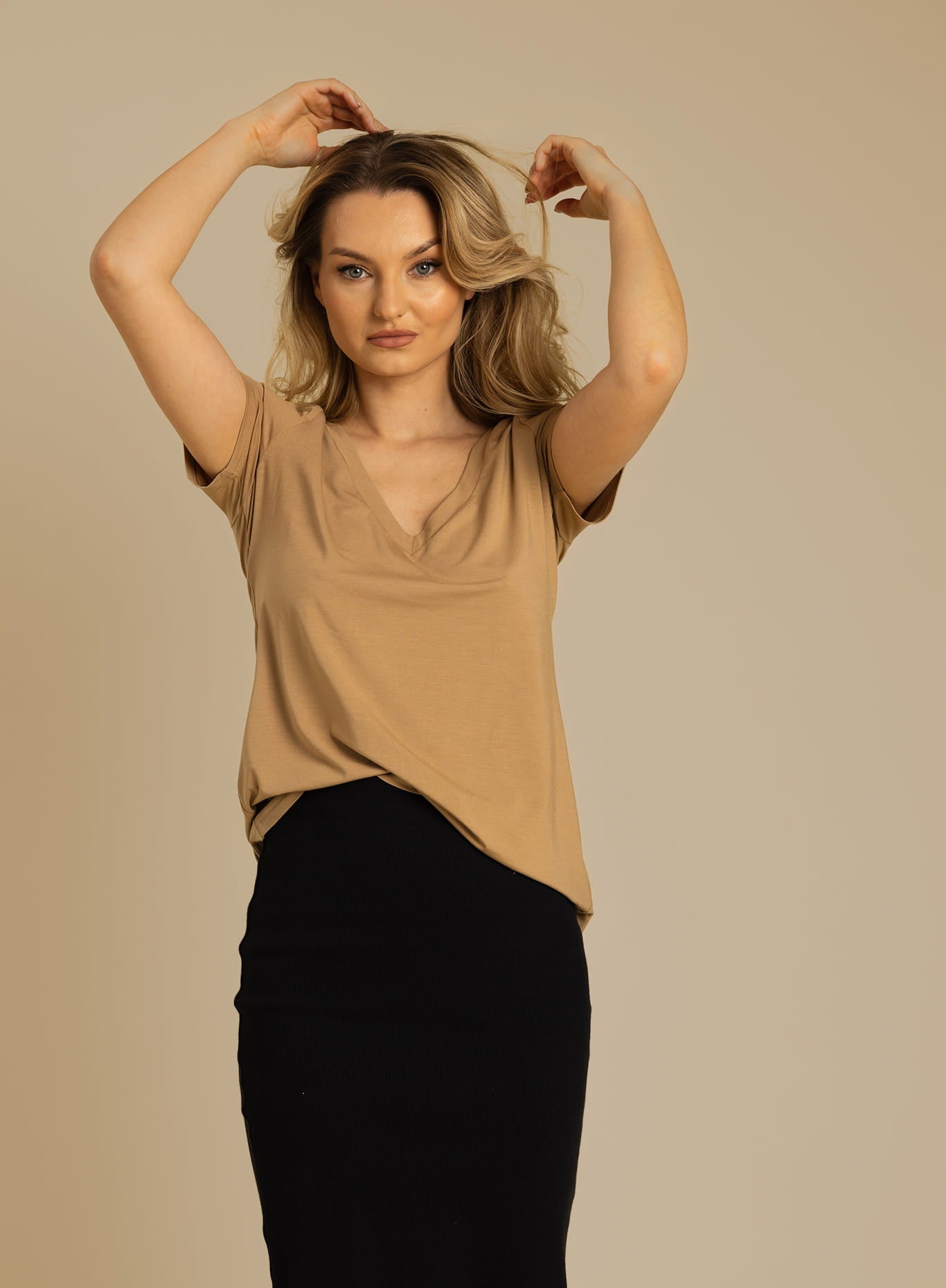 Nudyess Marsala t-shirt ecru z modalu z dekoltem V