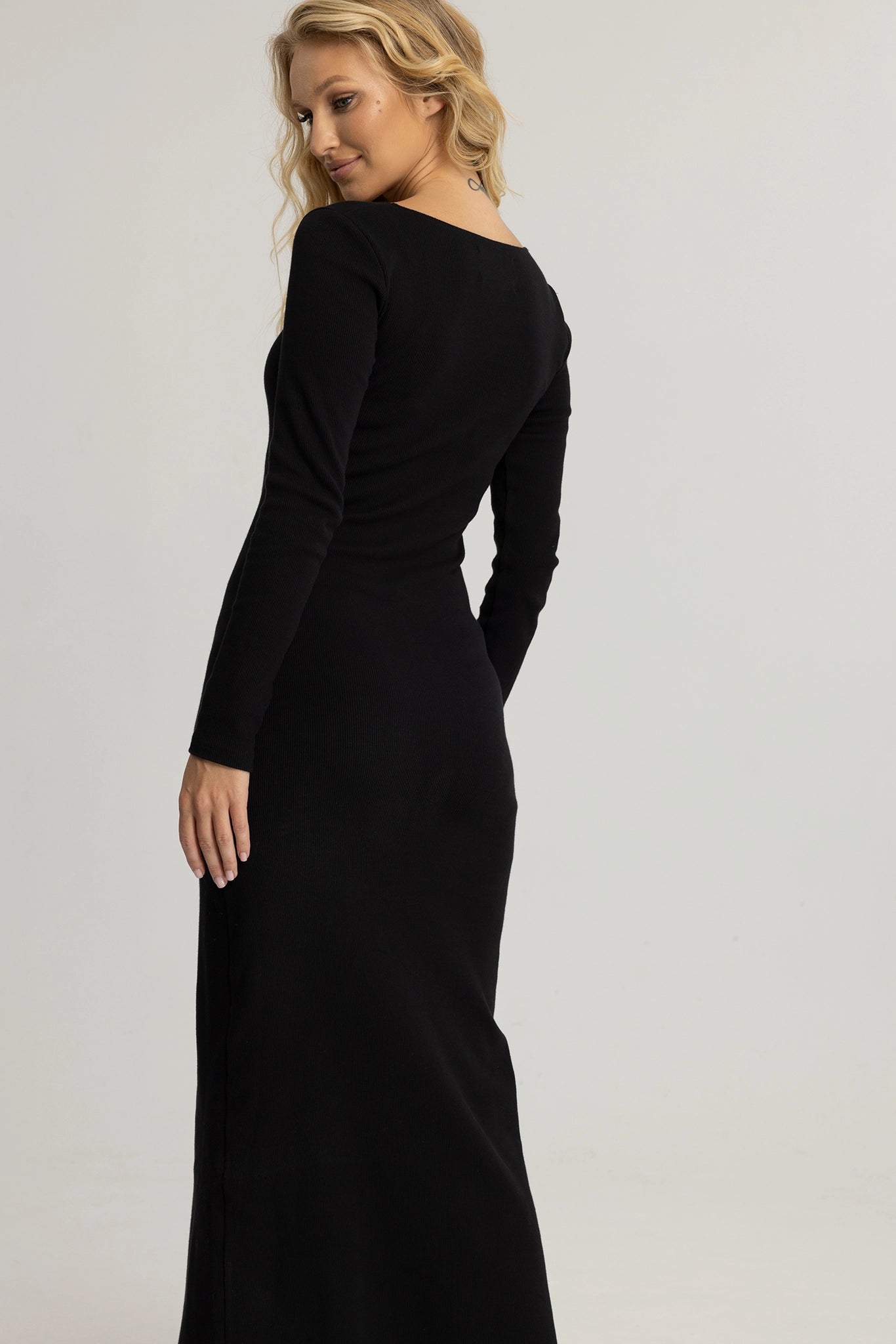 Nudyess Cold sukienka maxi Black z dekoltem V