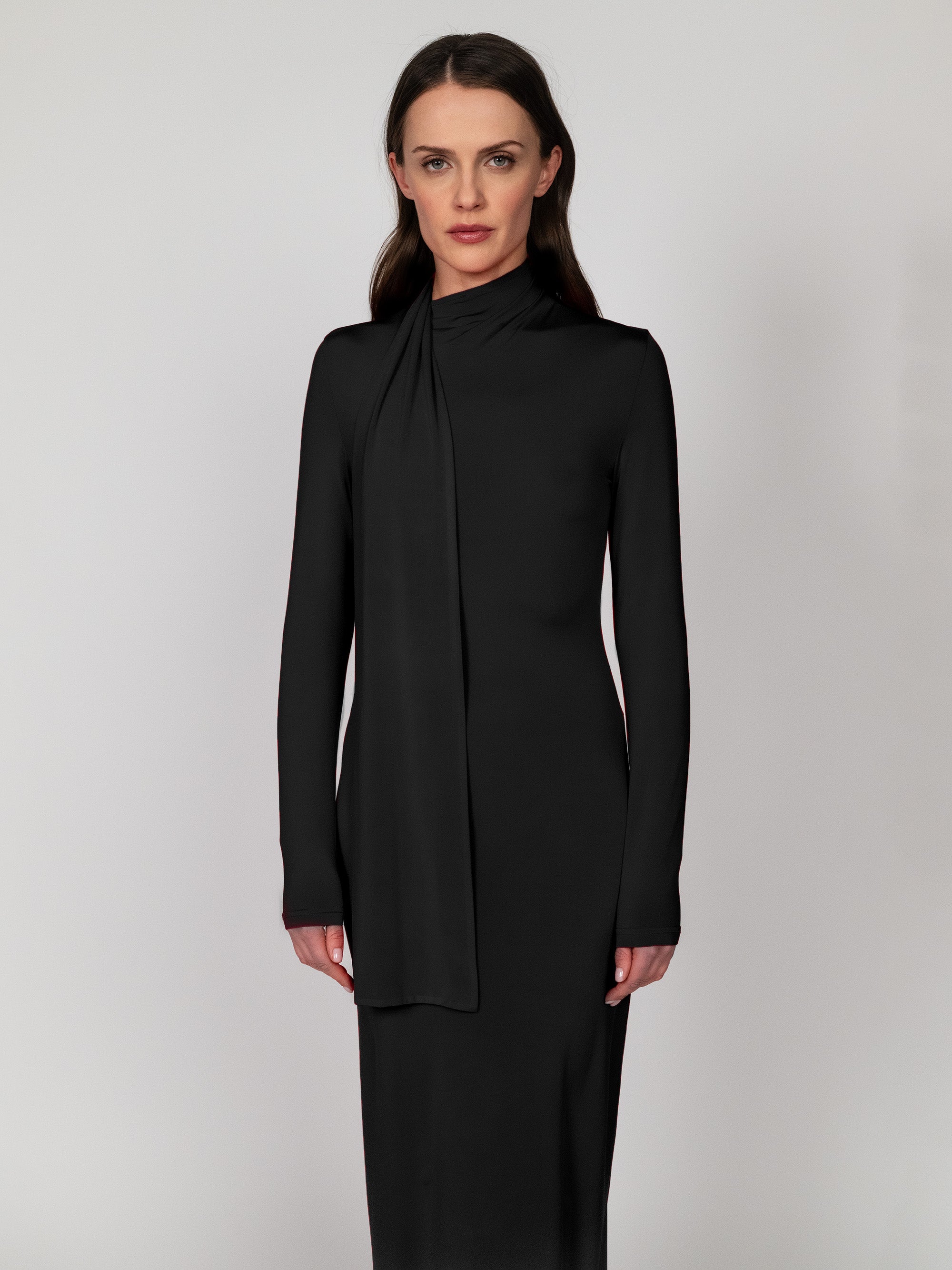 Nudyess Almach elegancka sukienka maxi czarna szal