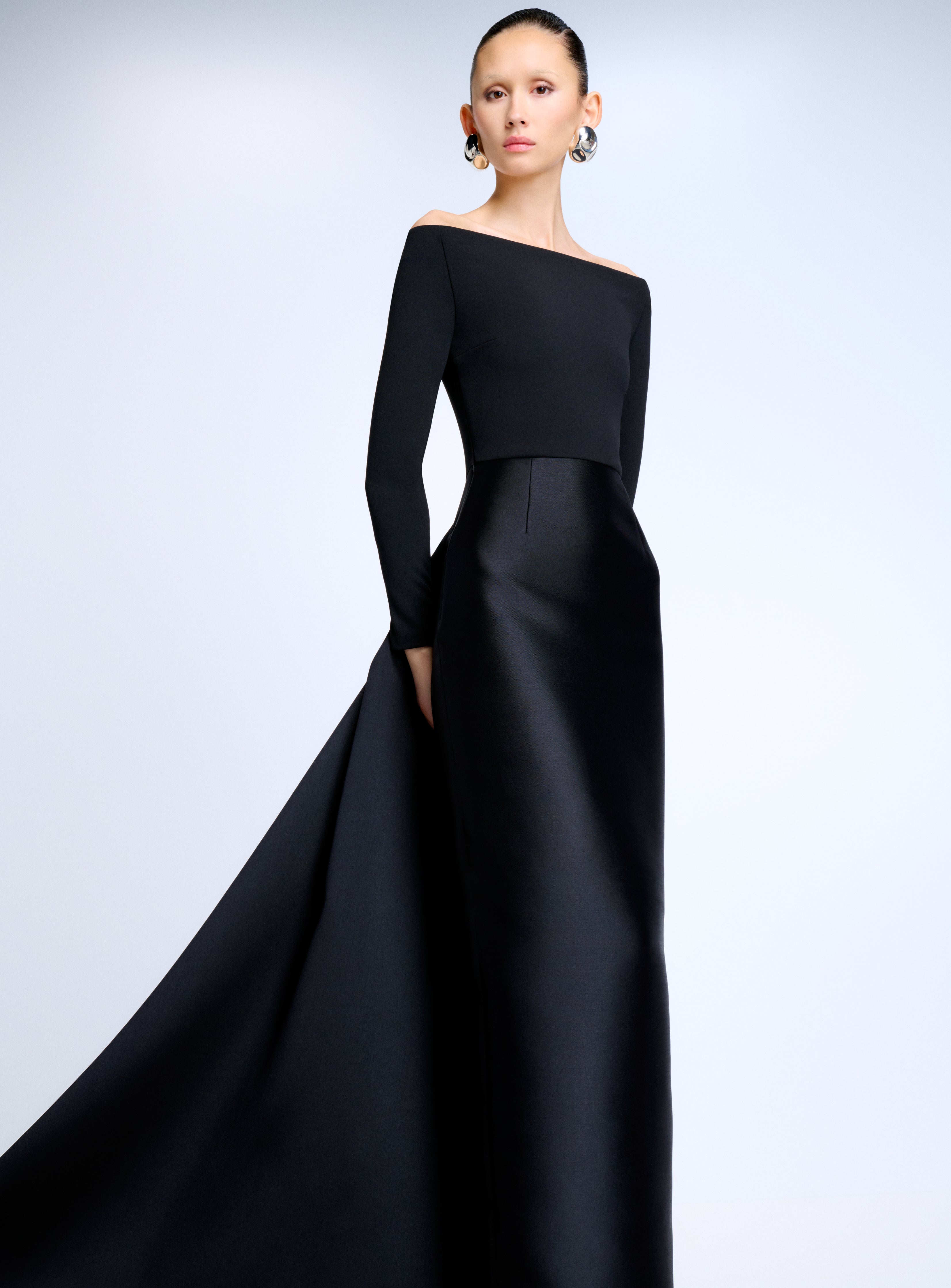 Solace London Winslow sukienka maxi czarna odkryte ramiona