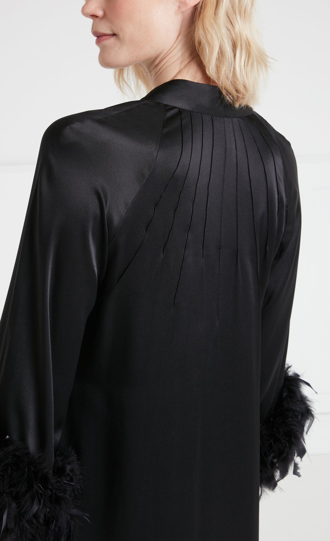 Temperley London Hebe szlafrok jedwabny czarny pióra strusie
