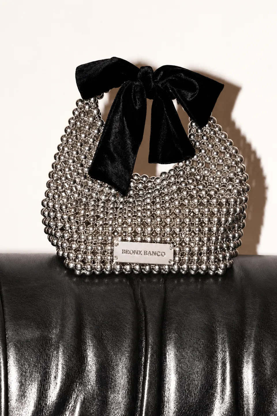 Bronx and Banco Metal Chain Mini Bag torebka srebrna z kokardą