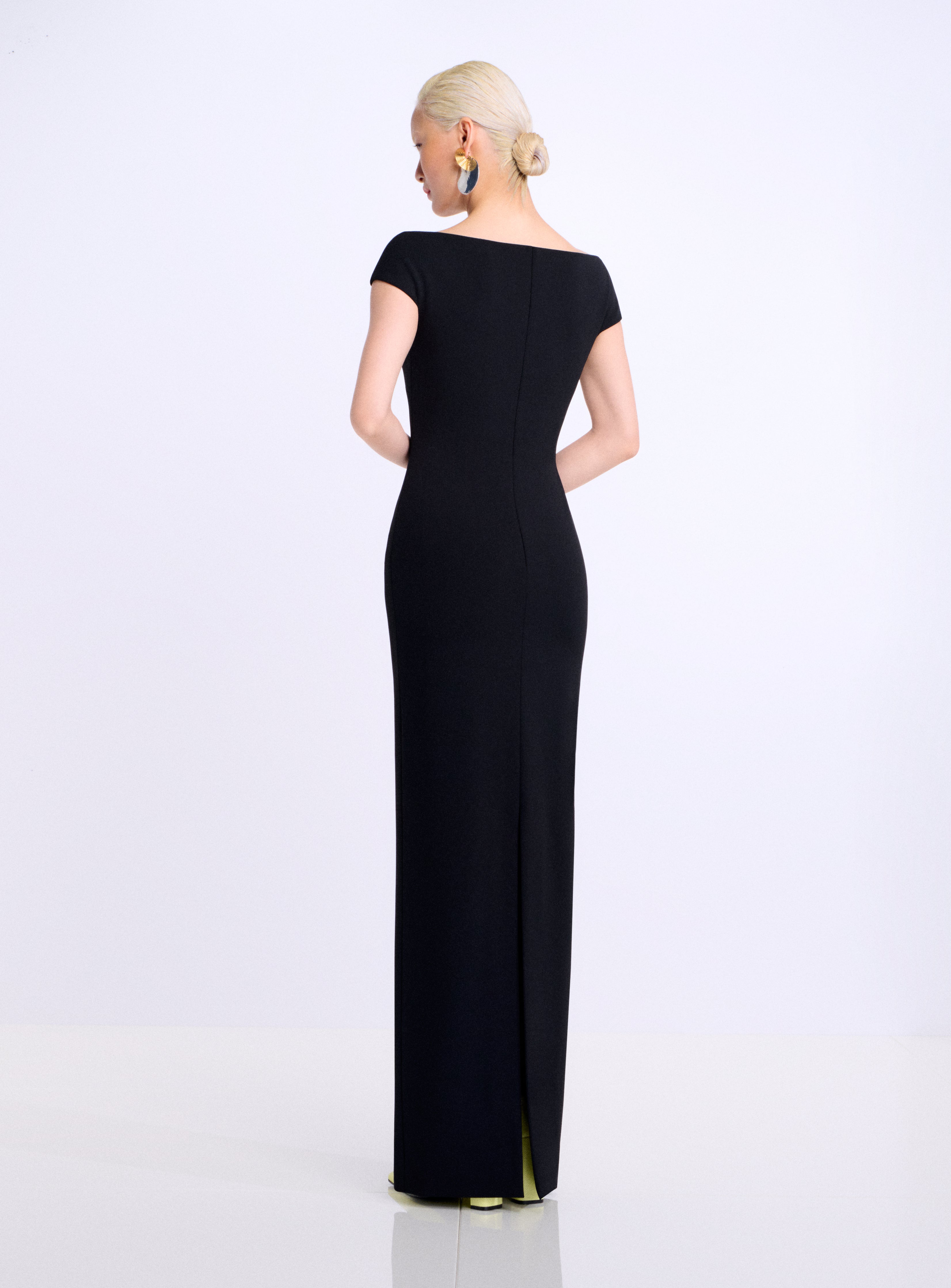 Solace London Kyra sukienka maxi czarna odkryte ramiona