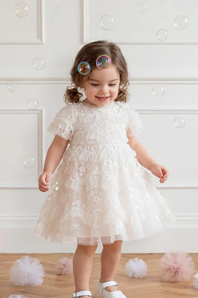 Needle & Thread Daisy Wave Baby sukienka niemowlęca Cream haftowana