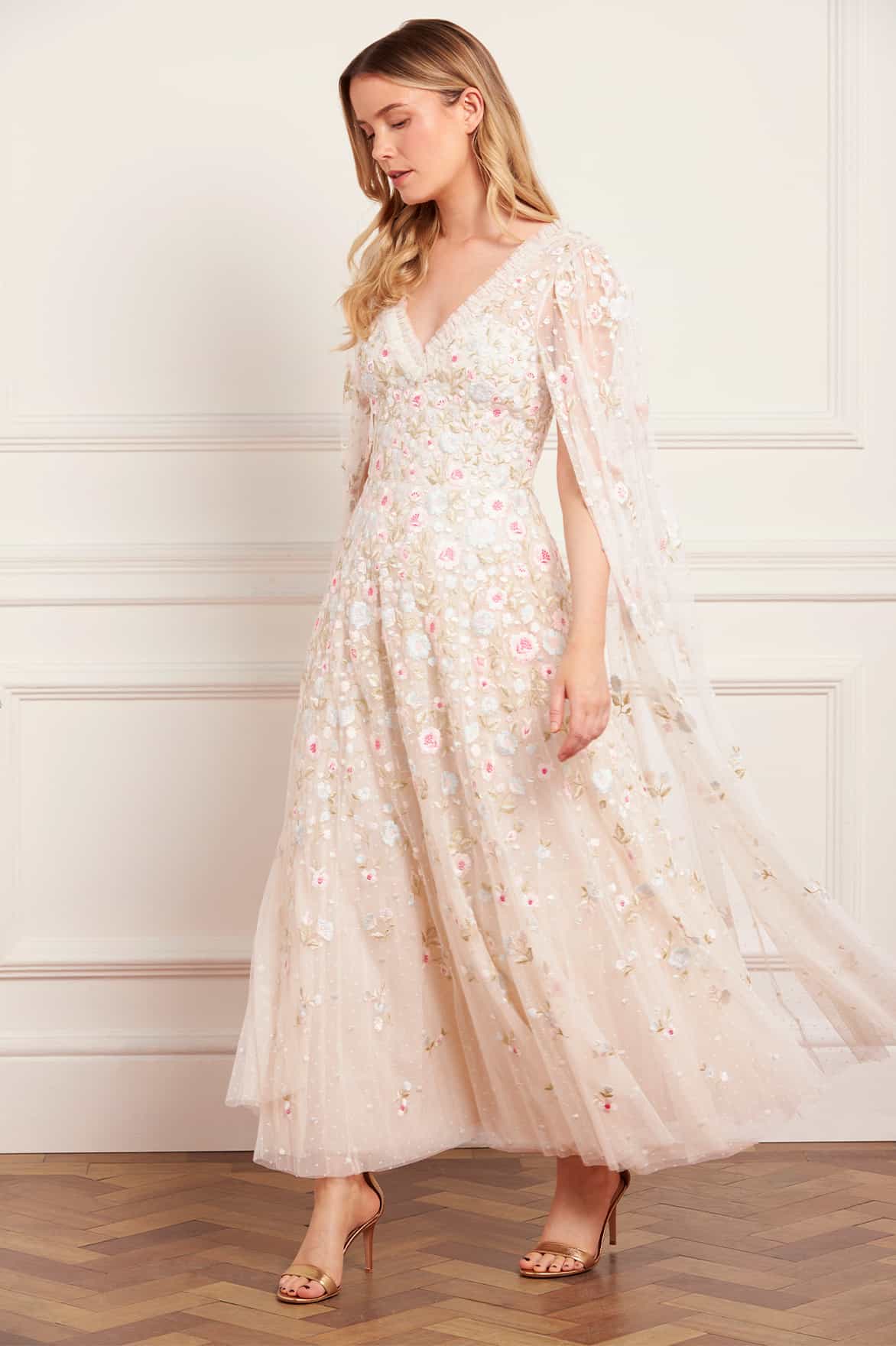 Needle & Thread Ethereal Blooms Cape Sleeve Ankle Gown kremowa