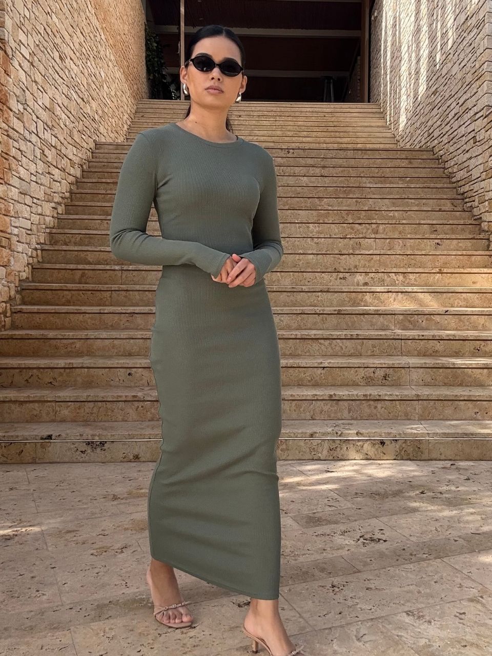 Nudyess Eos sukienka maxi khaki prążkowana
