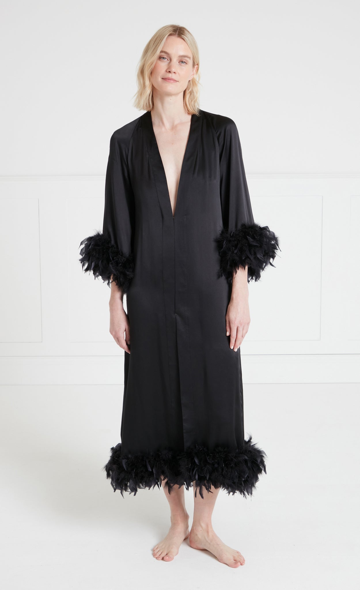 Temperley London Hebe szlafrok jedwabny czarny pióra strusie