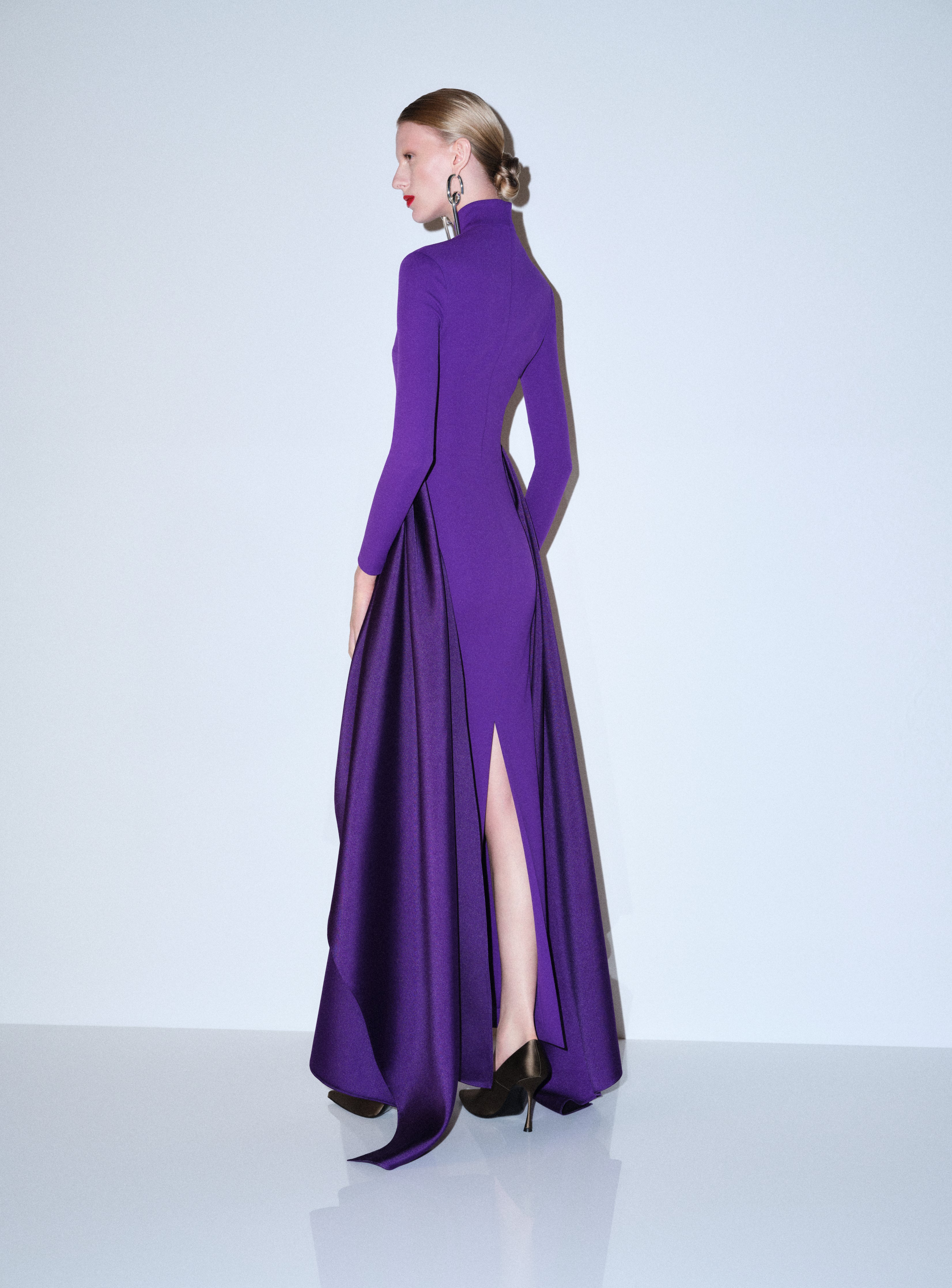 Solace London Olivia sukienka maxi Deep Orchid długi rękaw