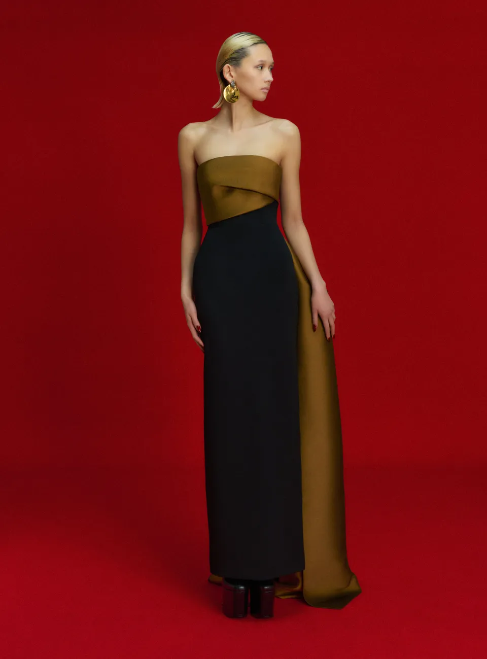 Solace London Kinsley sukienka maxi Gold Black kolumna