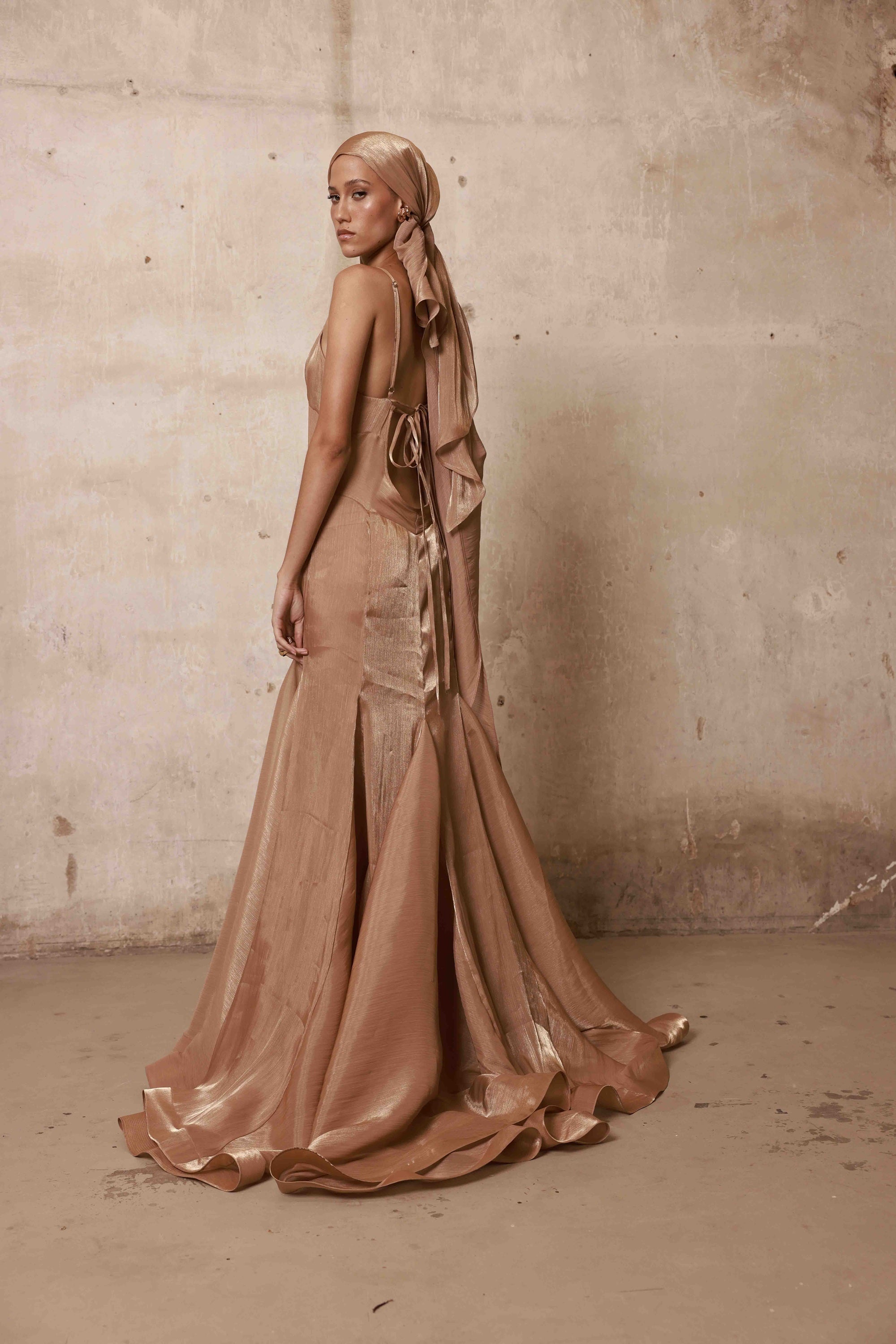 Bronx and Banco Ashanti V-Neck Organza Gown sukienka wieczorowa z trenem