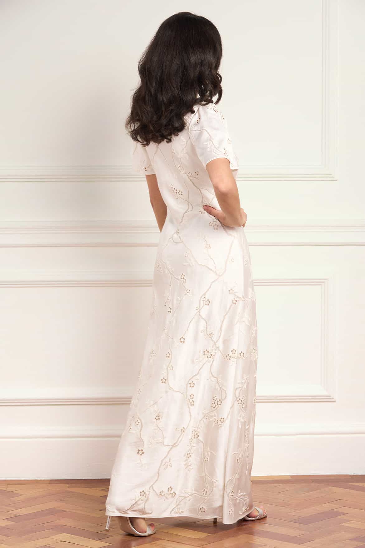 Needle & Thread Cherry Blossom Satin Short Sleeve Gown sukienka kremowa