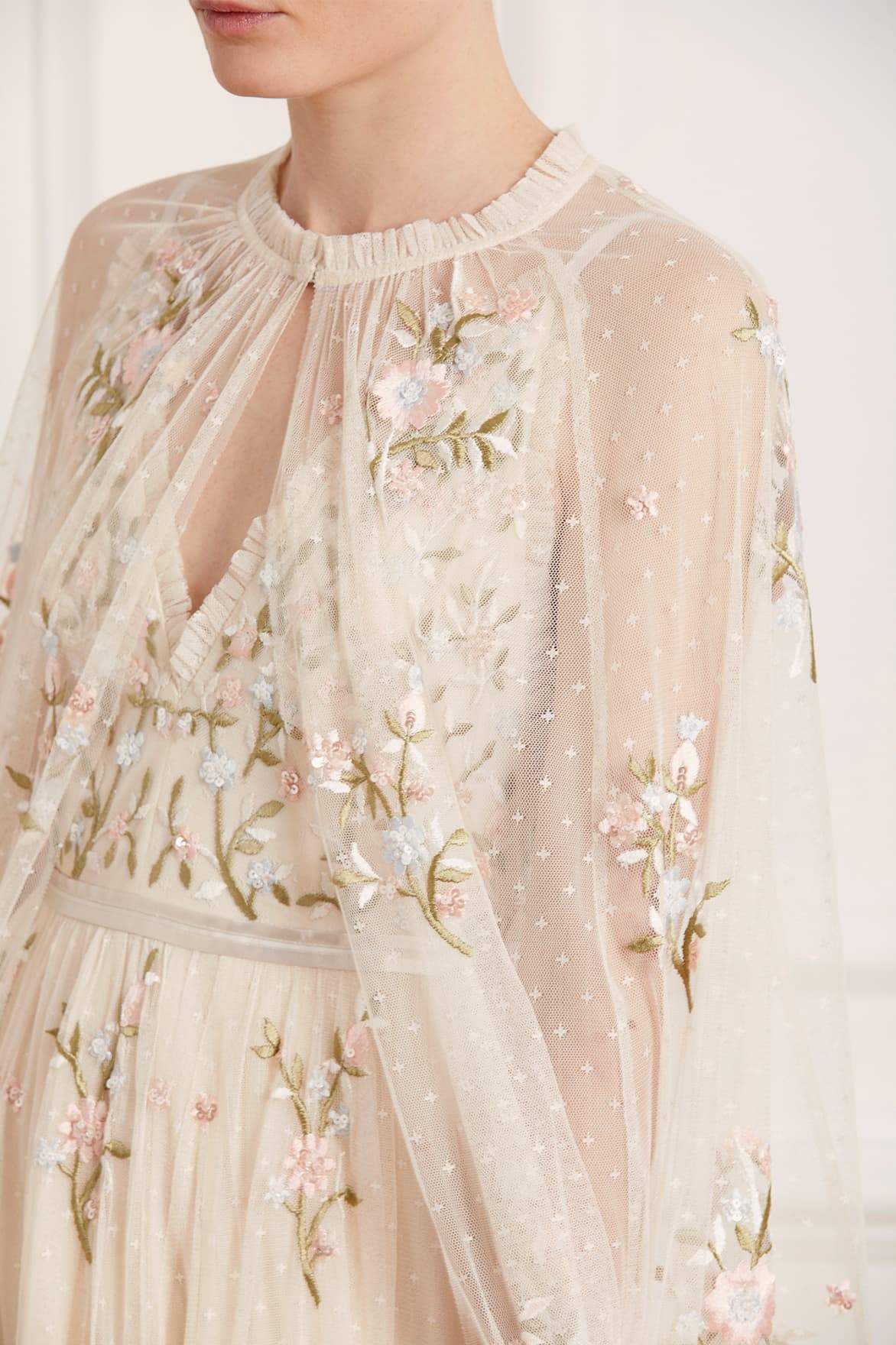 Needle & Thread Petunia Midaxi Cape pelerynka kremowa haft