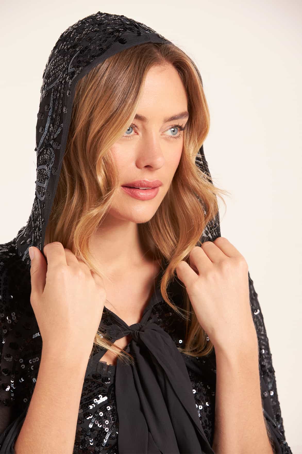 Needle & Thread Sequin Ribbon Hooded Cape peleryna grafitowa