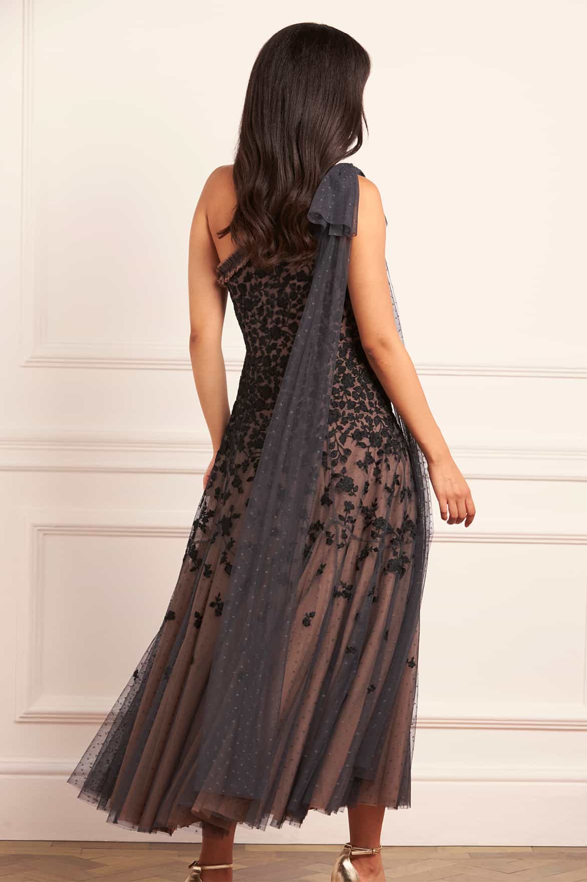 Needle & Thread Sylvia Rose One-Shoulder sukienka czarna z kokardą