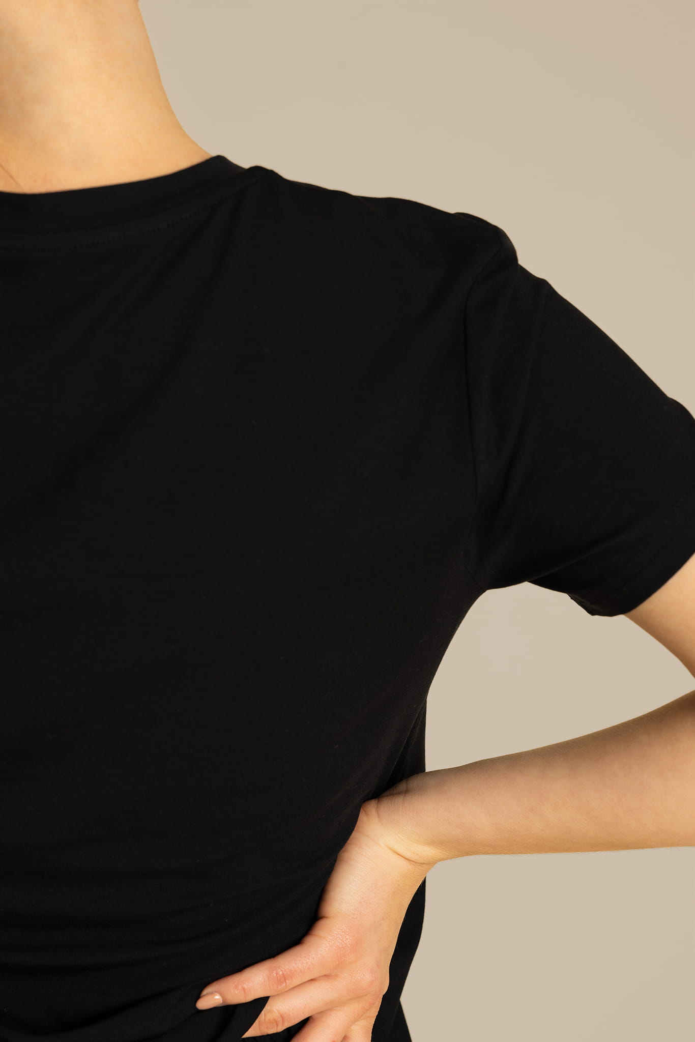 Nudyess Lucia t-shirt czarny modal okrągły dekolt
