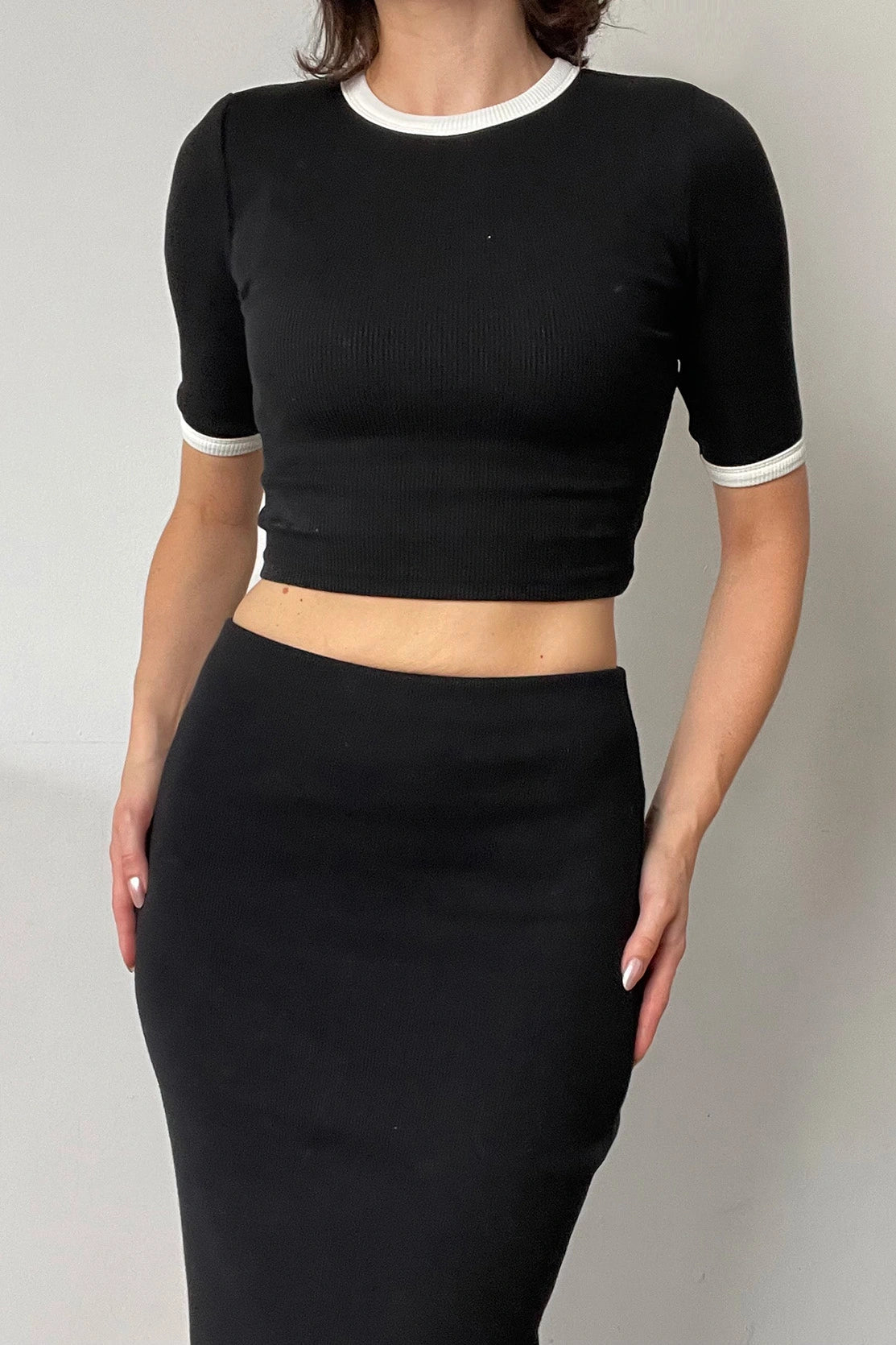 Nudyess Mono Short top prążkowany czarny