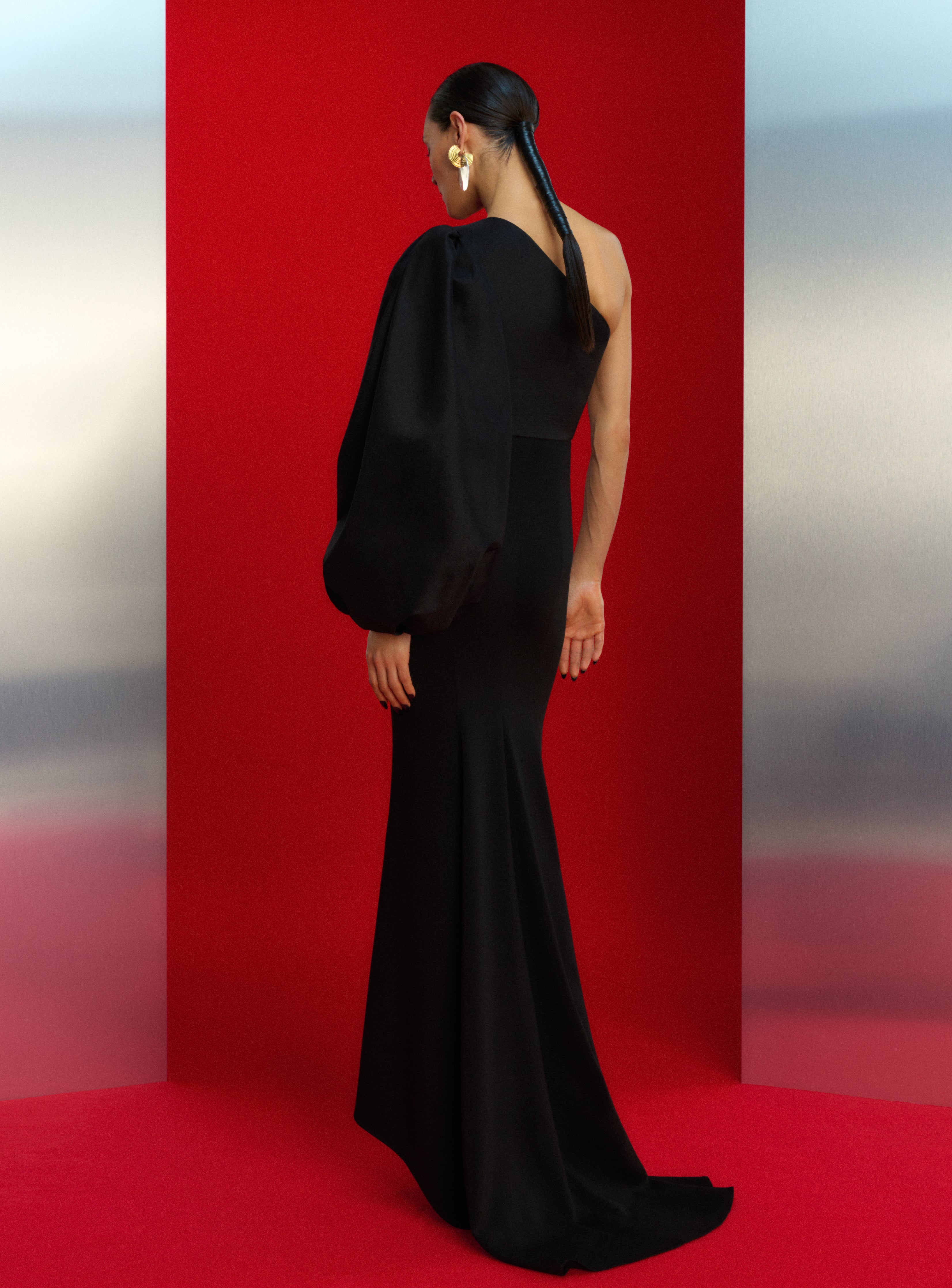 SOLACE LONDON Ivy sukienka maxi czarna jedno ramię