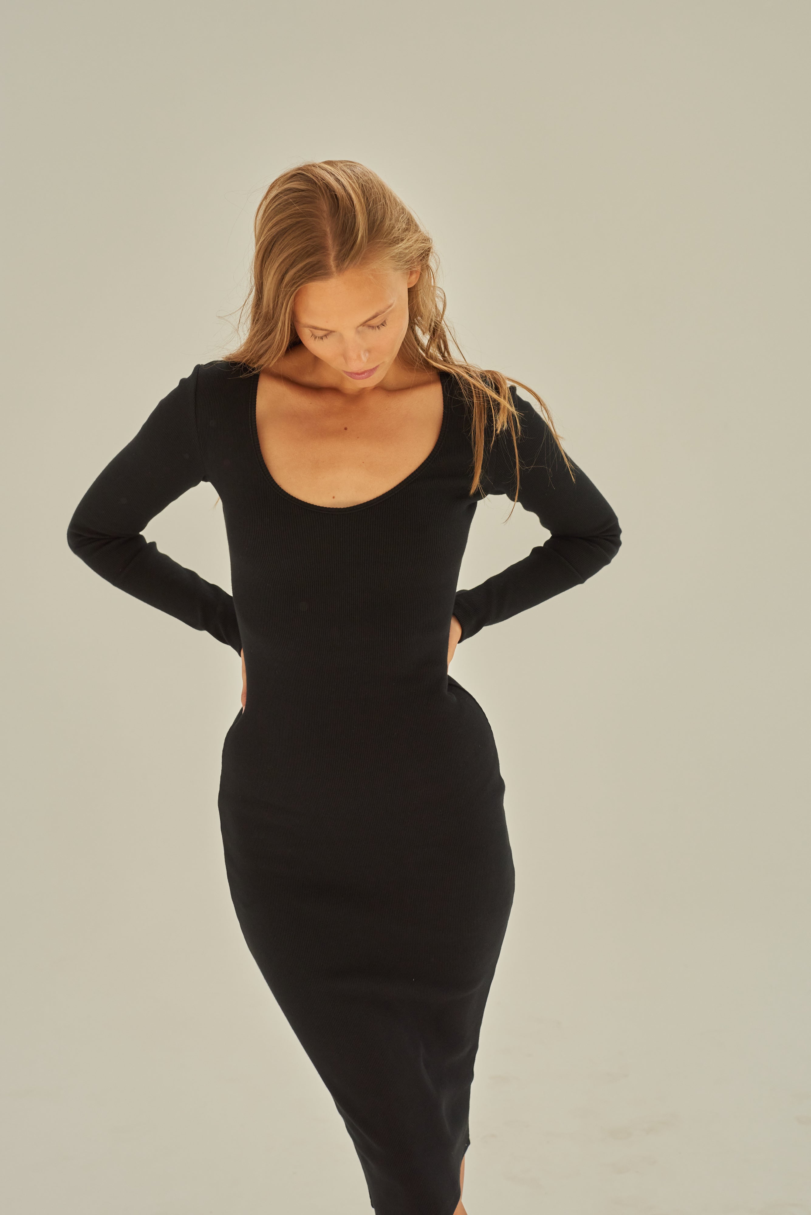 Nudyess Wenus sukienka midi Black bawełniana