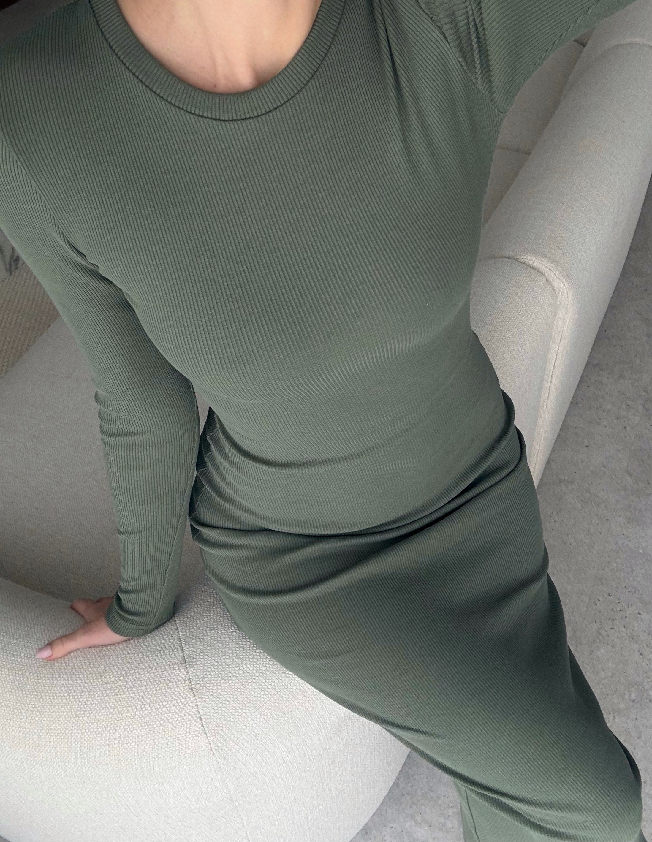 Nudyess Eos sukienka maxi khaki prążkowana