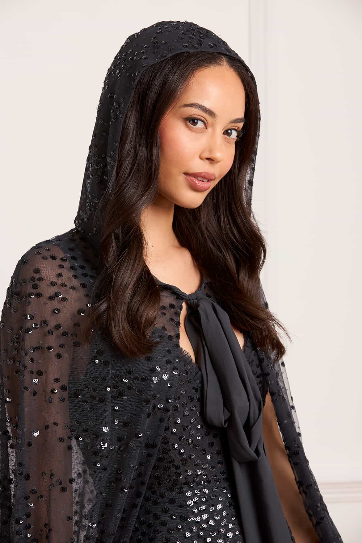 Needle & Thread Dappled Sequin Hooded Long Cape peleryna czarna