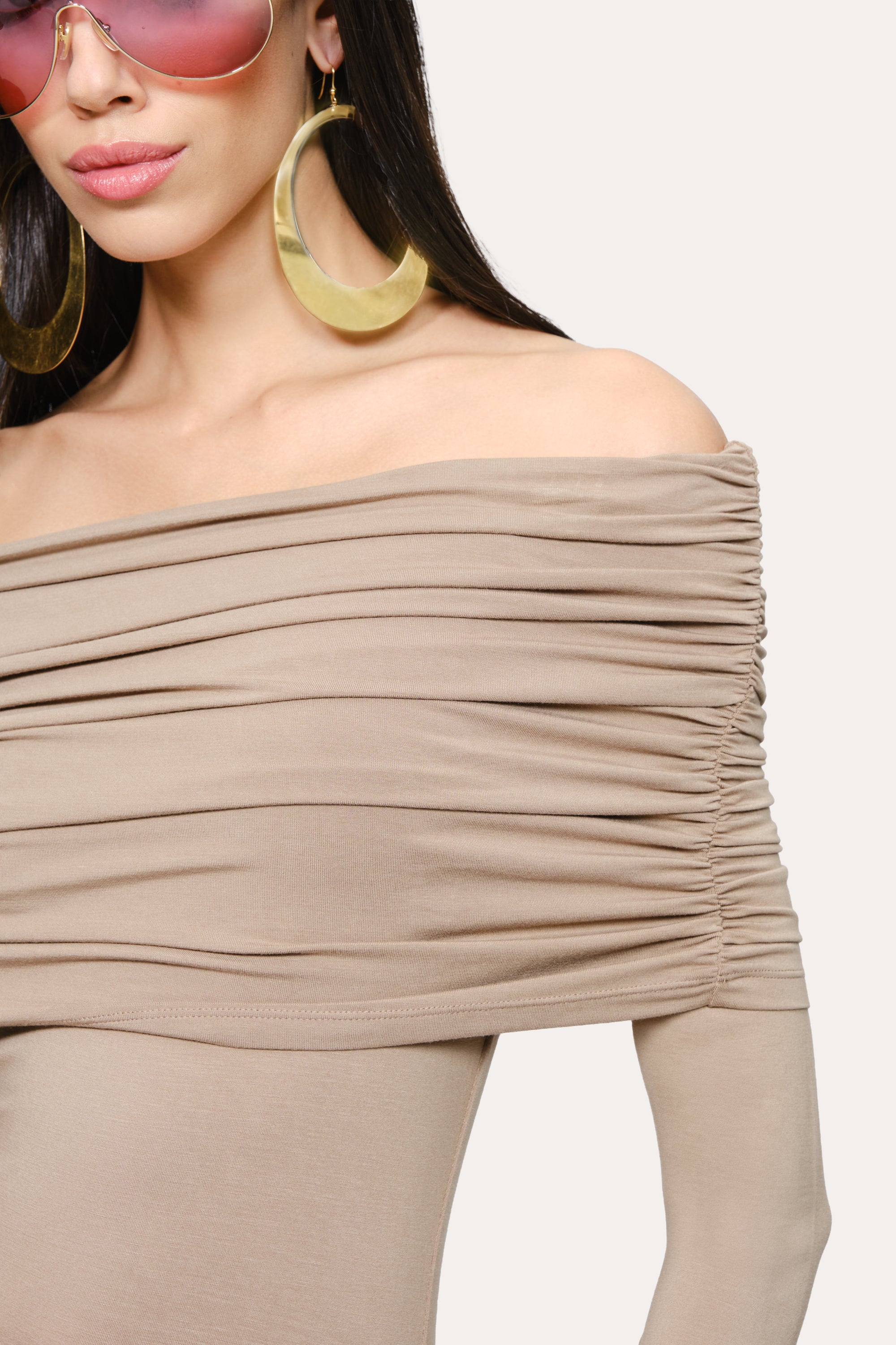 Elie Tahari Serena Off-Shoulder sukienka maxi Driftwood