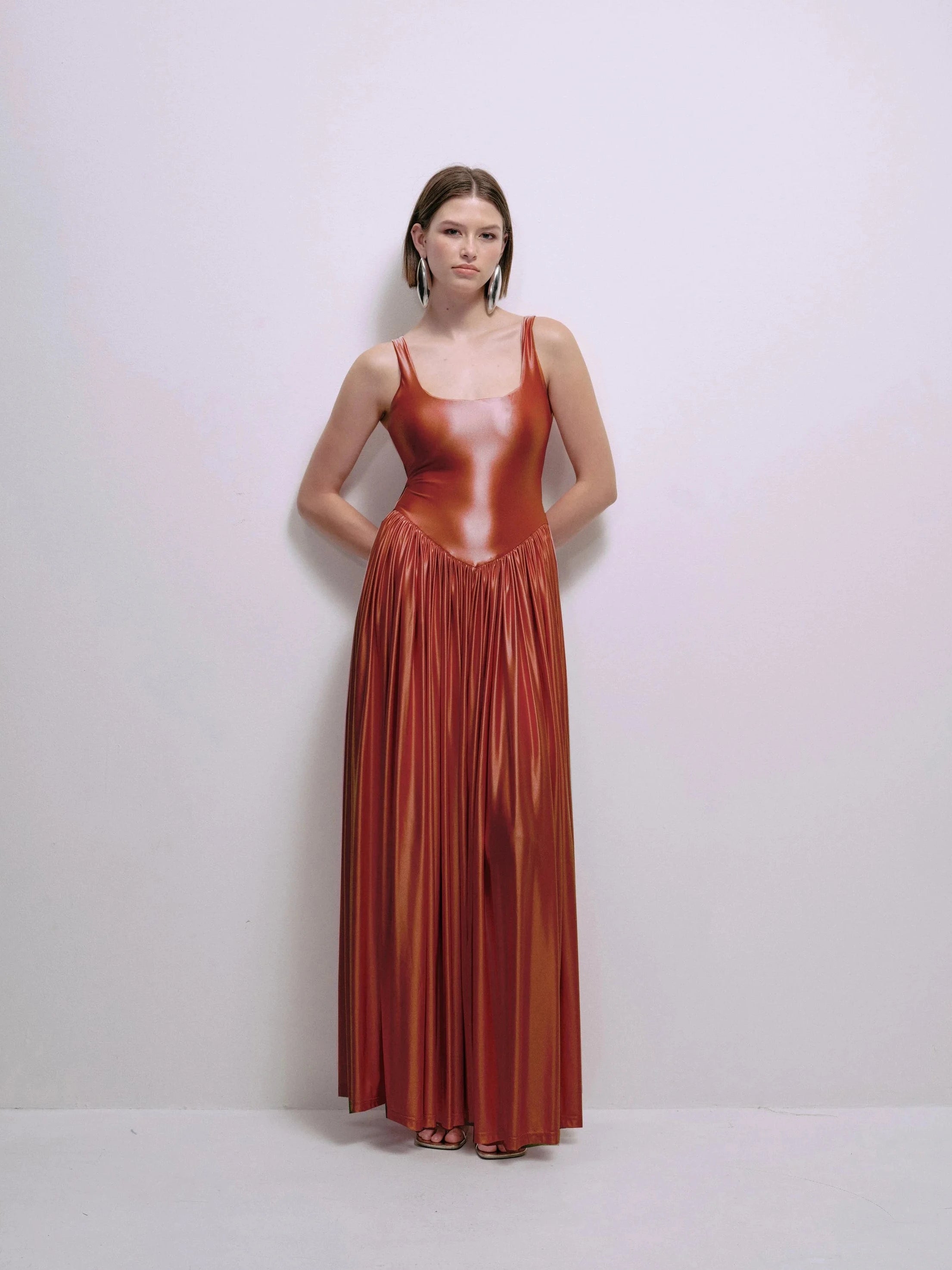 Delfi Collective Oriana Copper sukienka wieczorowa maxi satyna