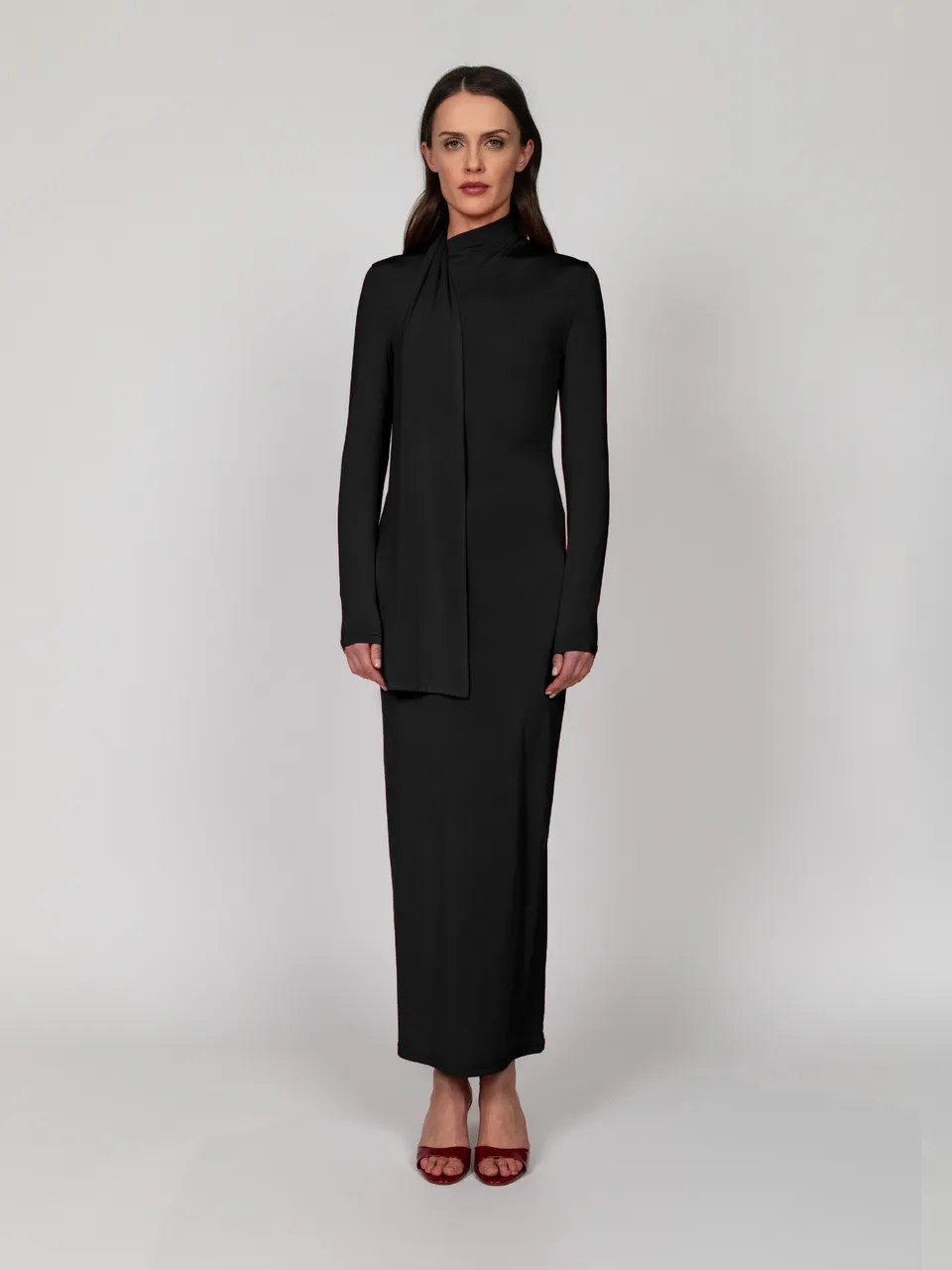 Nudyess Almach elegancka sukienka maxi czarna szal