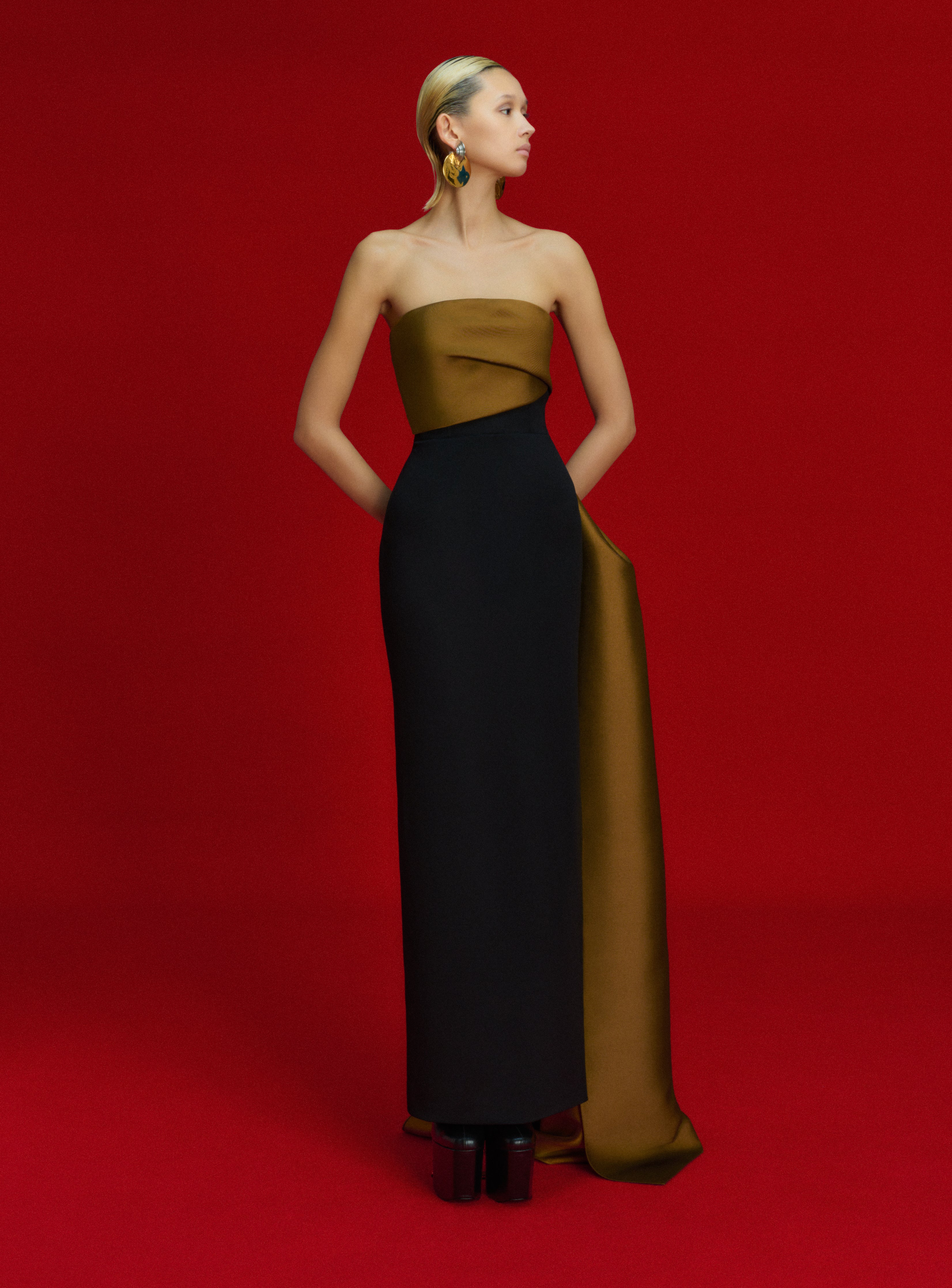 Solace London Kinsley sukienka maxi Gold Black kolumna