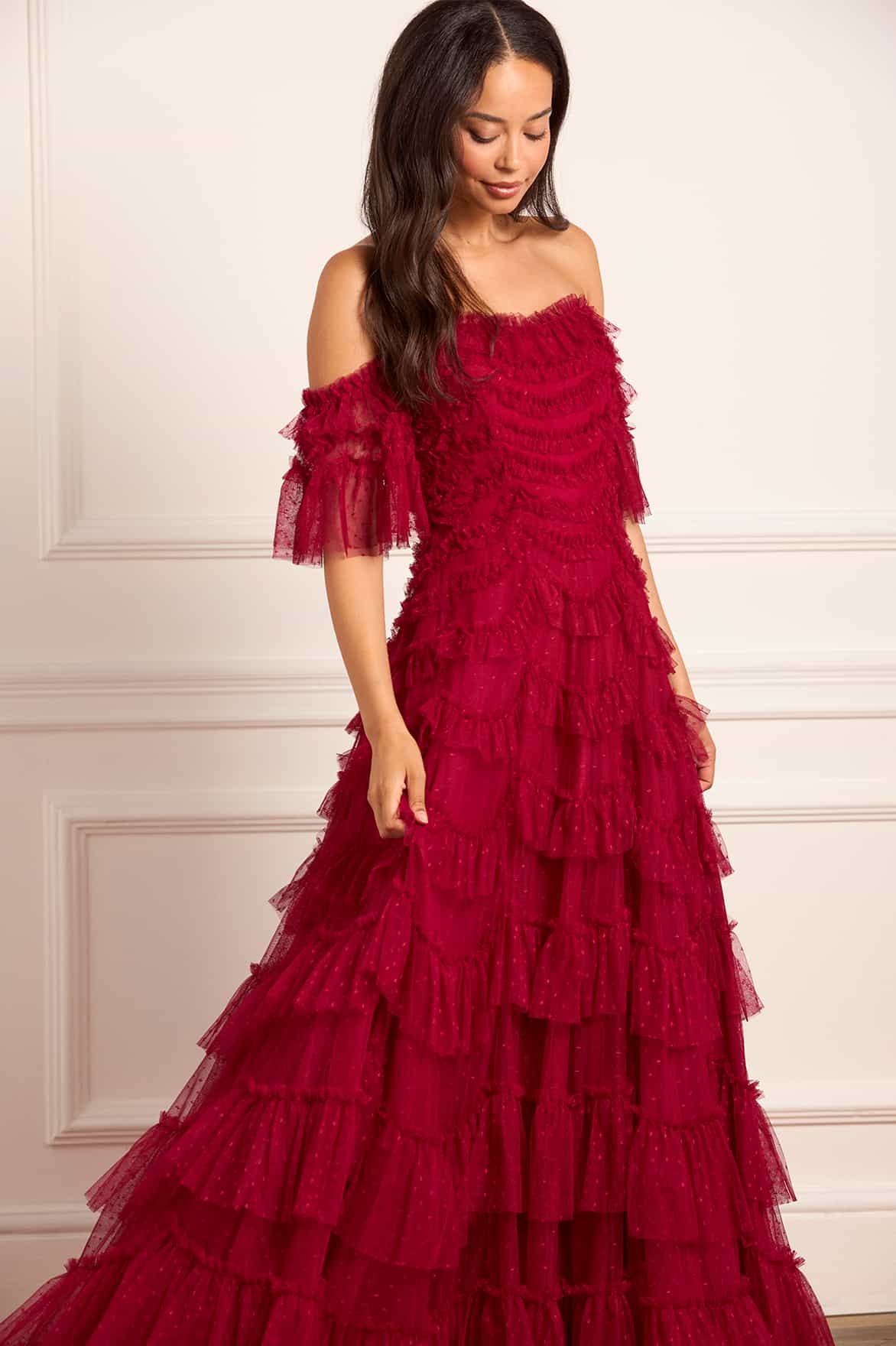 Needle & Thread Aviana Off-Shoulder Gown suknia czerwona