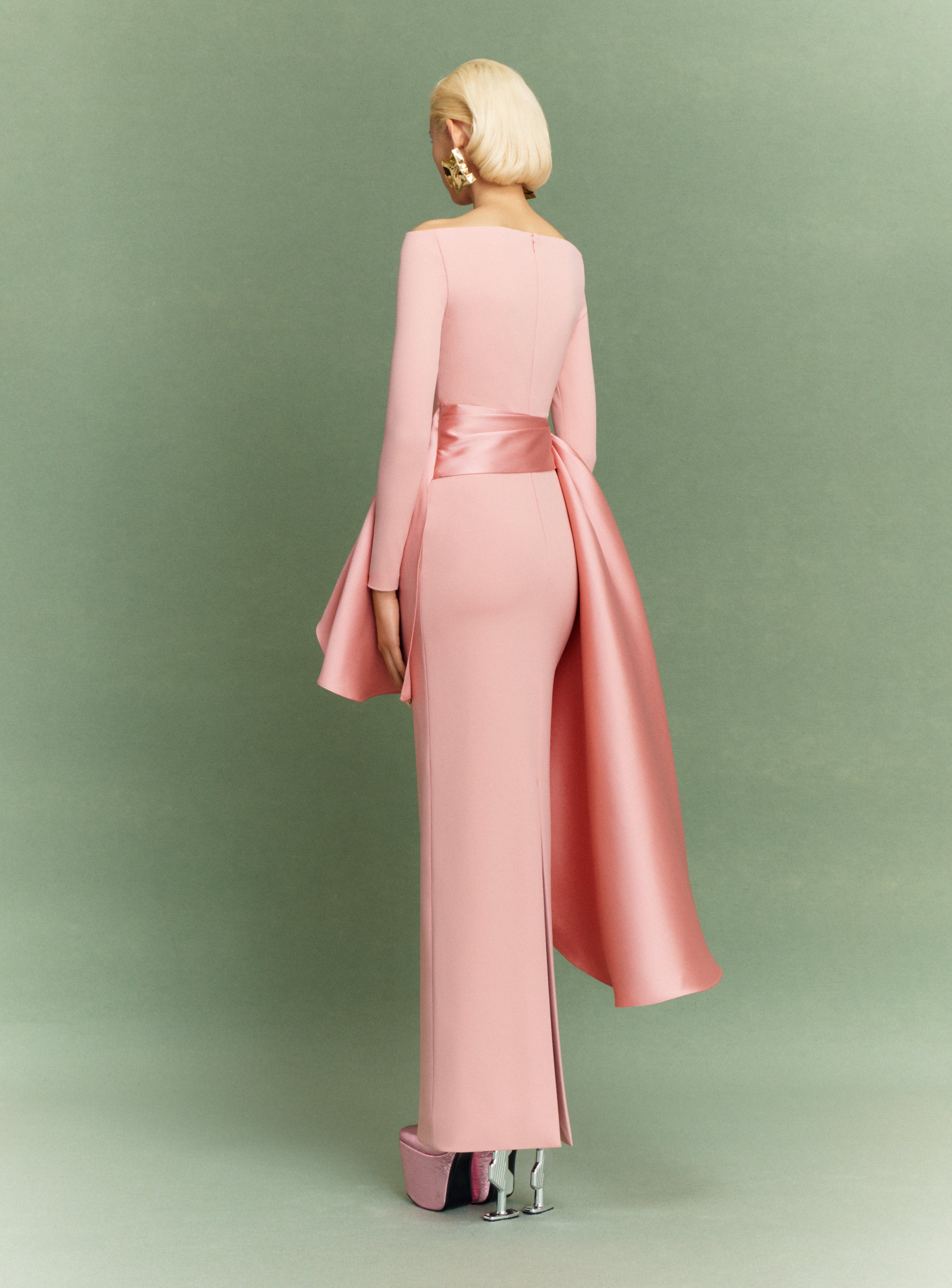 Solace London Kiana sukienka maxi pudrowy róż skromna