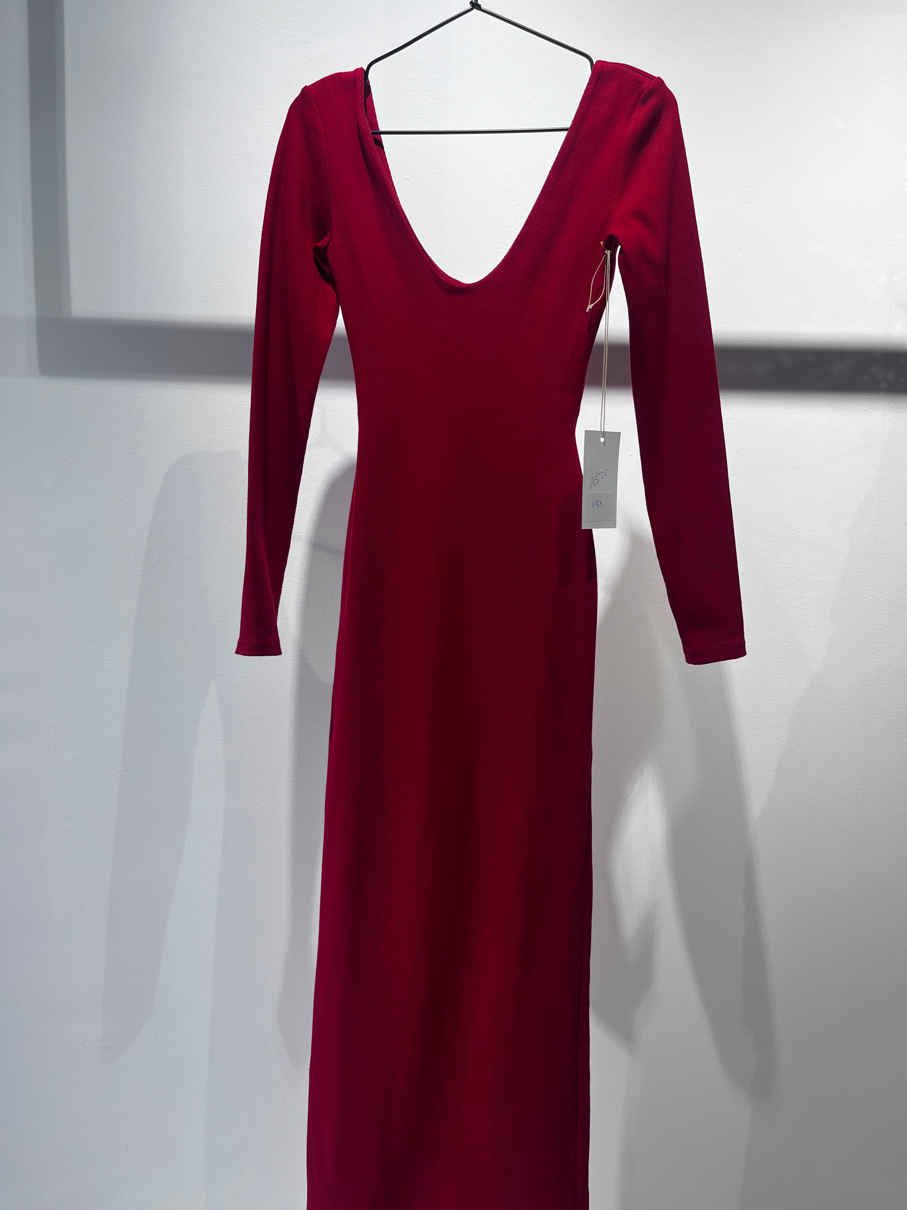 Nudyess w769 prążkowana sukienka midi Red dekolt
