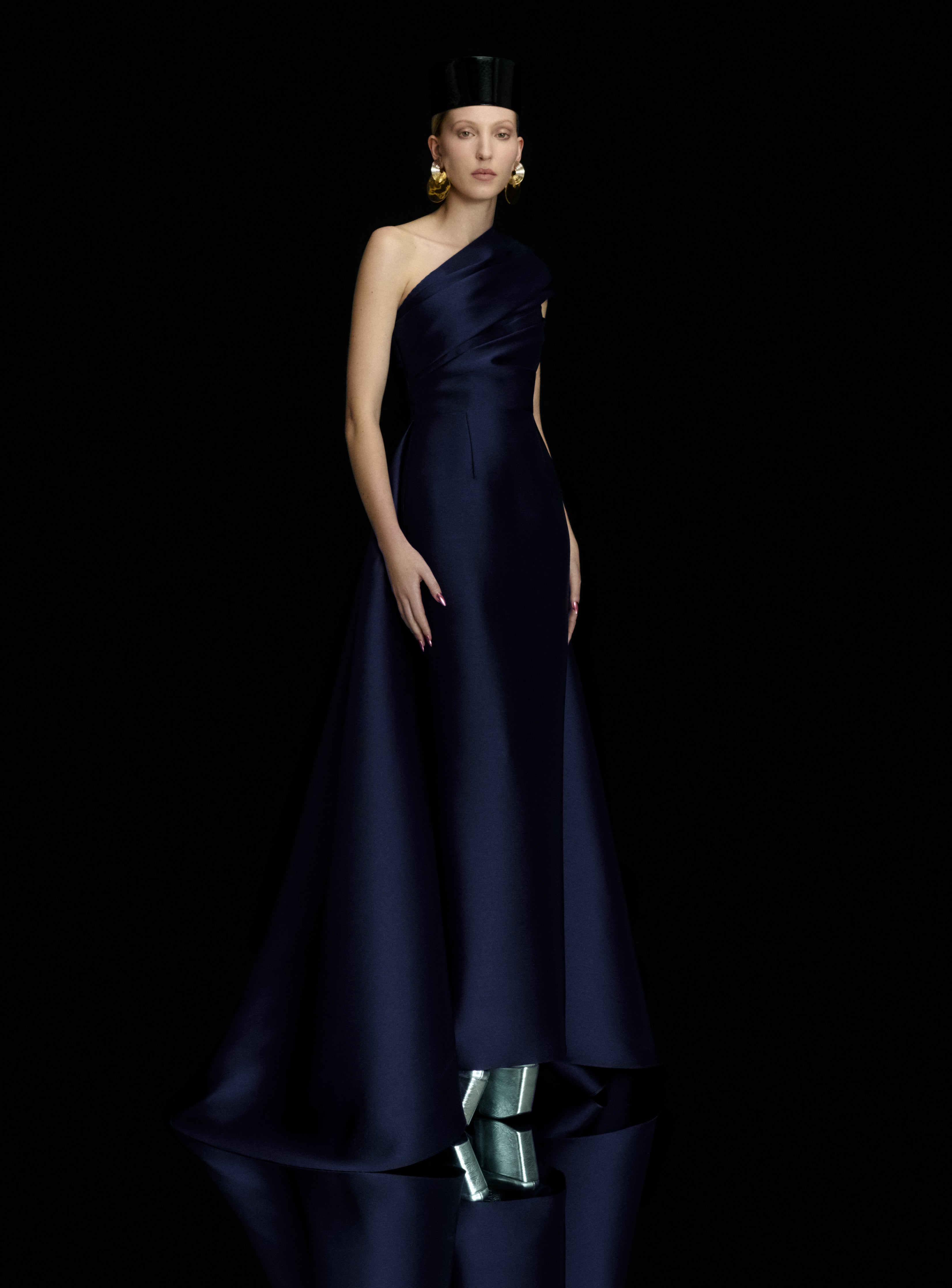 Solace London Alba sukienka maxi granatowa asymetryczna