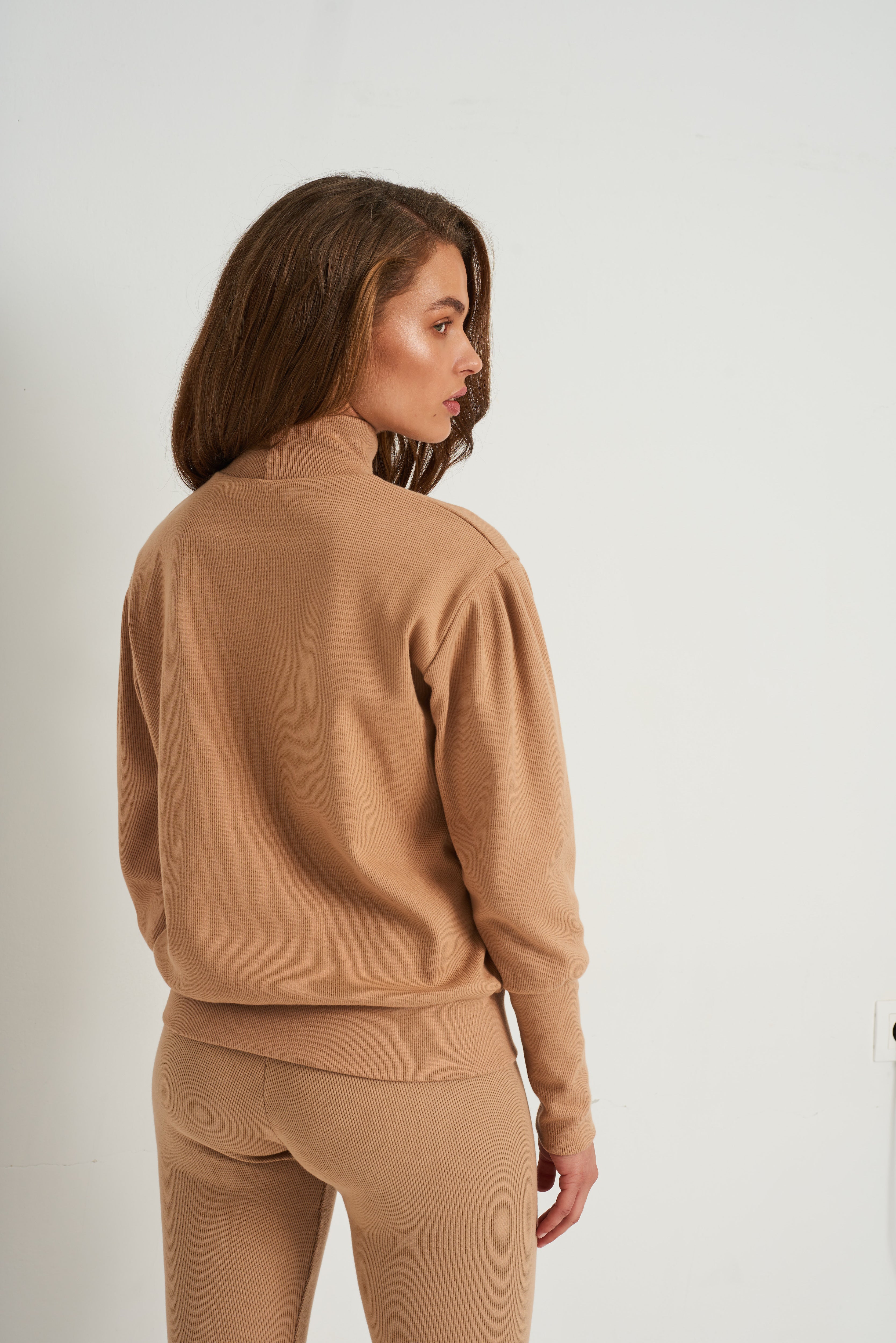 Nudyess Meru top Black luźny golf prążkowany