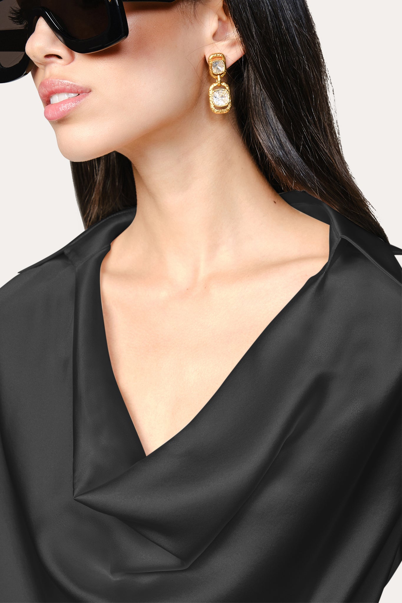 Elie Tahari Silk Draped Top jedwabny czarny z dekoltem