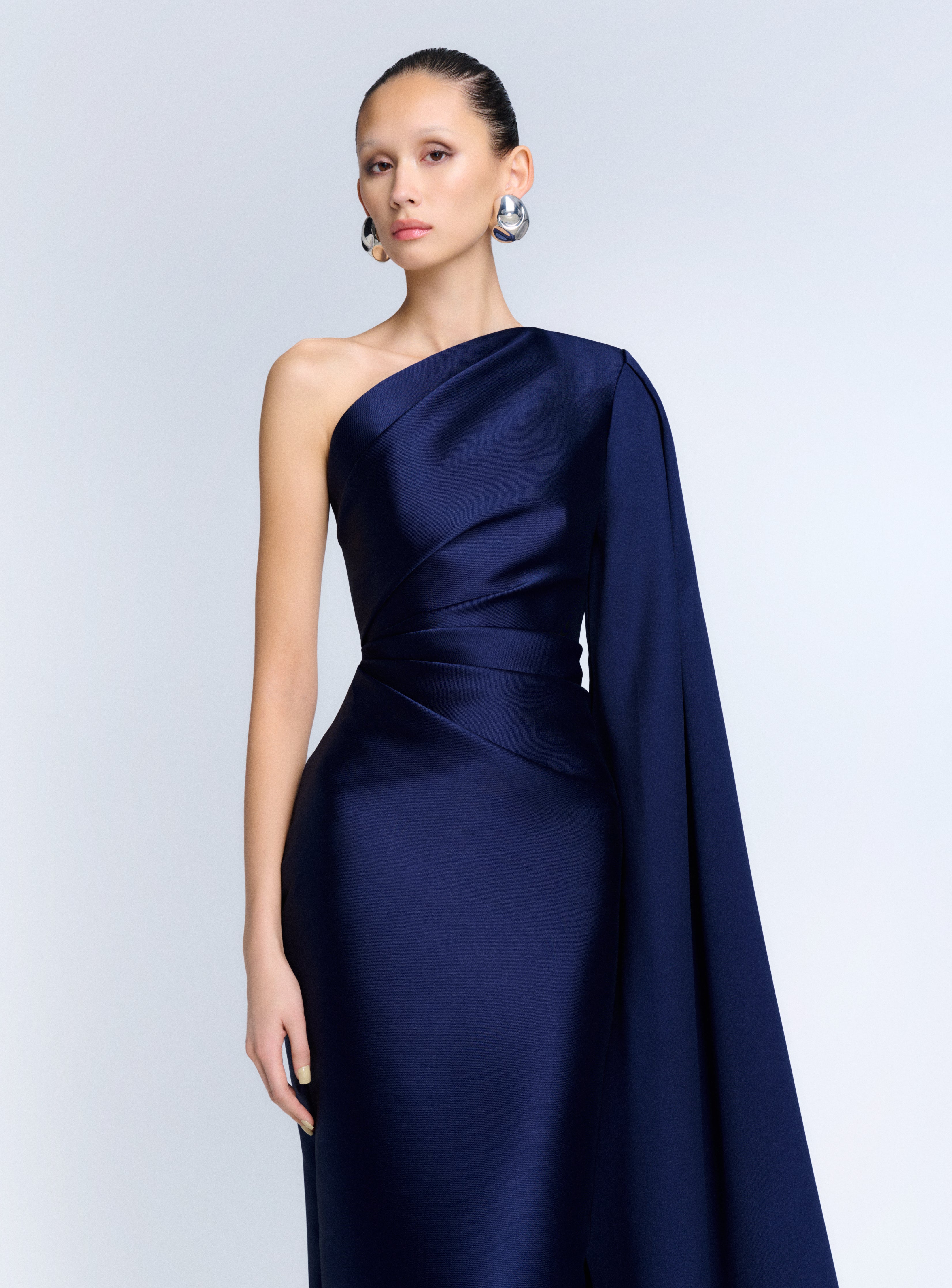 Solace London The Veya Maxi Dress sukienka granatowa plisowana