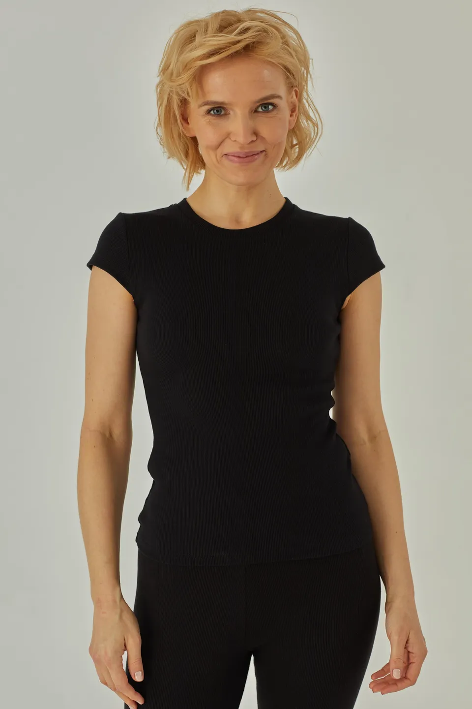 Nudyess Cometa top basic prążkowany black krótki rękaw