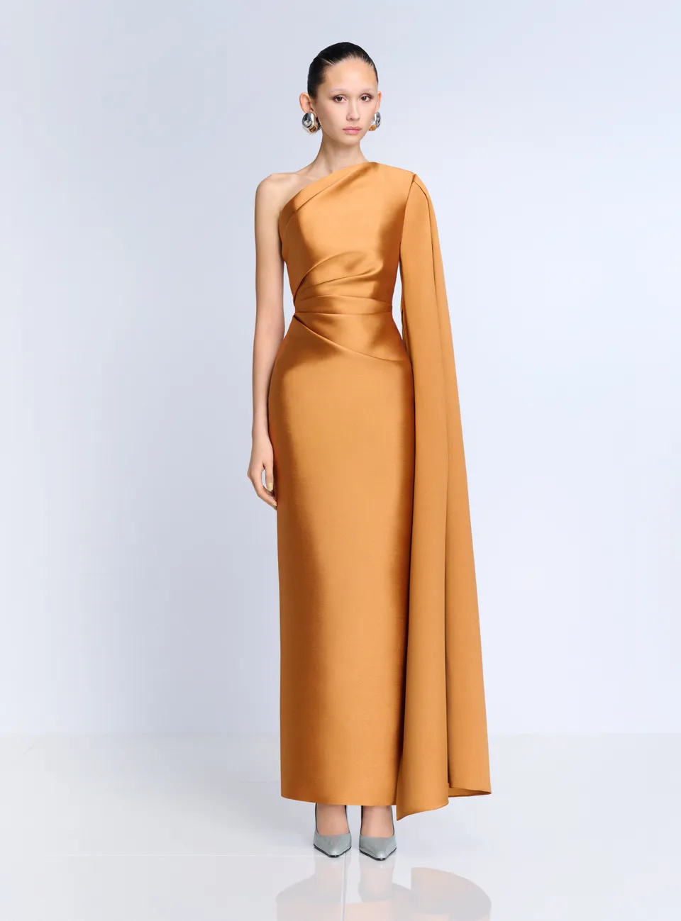 Solace London Veya Maxi Dress sukienka beżowa jedno ramię