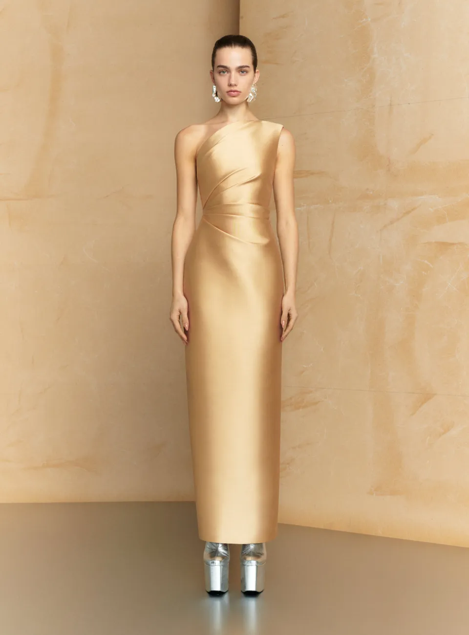 Solace London Kira sukienka maxi Caramel asymetryczna