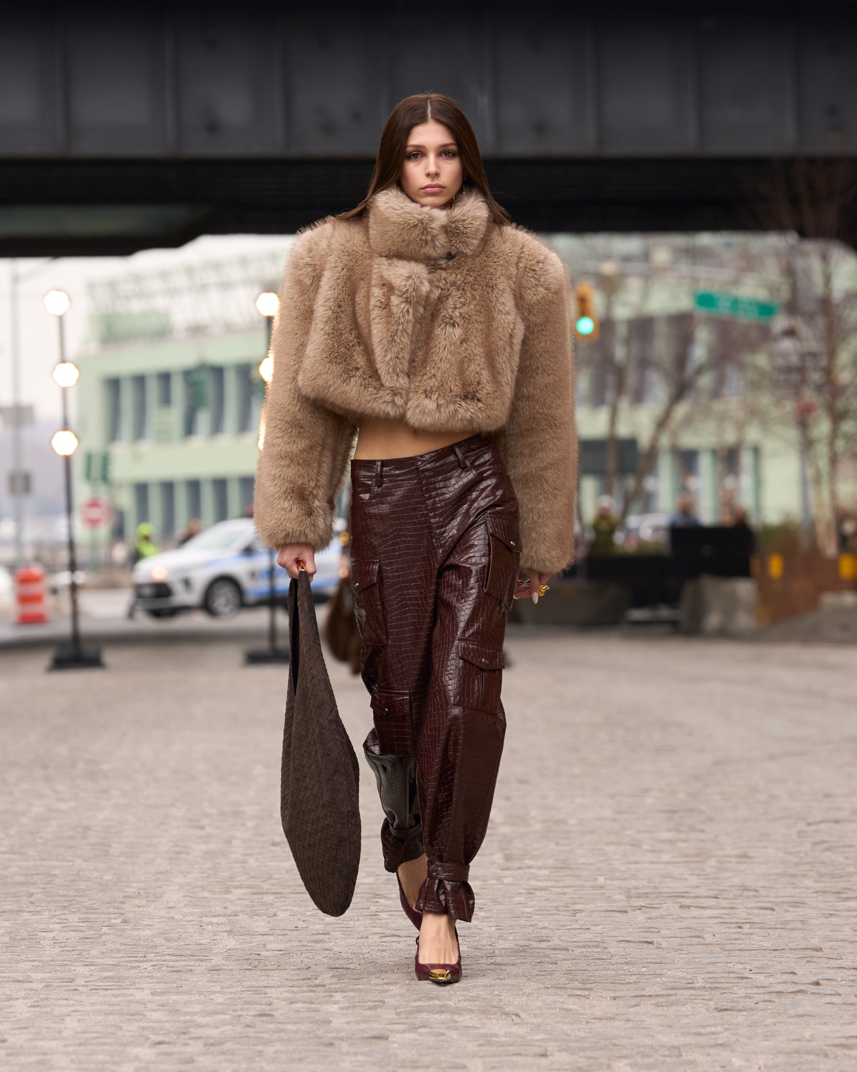 Bronx and Banco Vegan Croc spodnie jogger brązowe skóropodobne