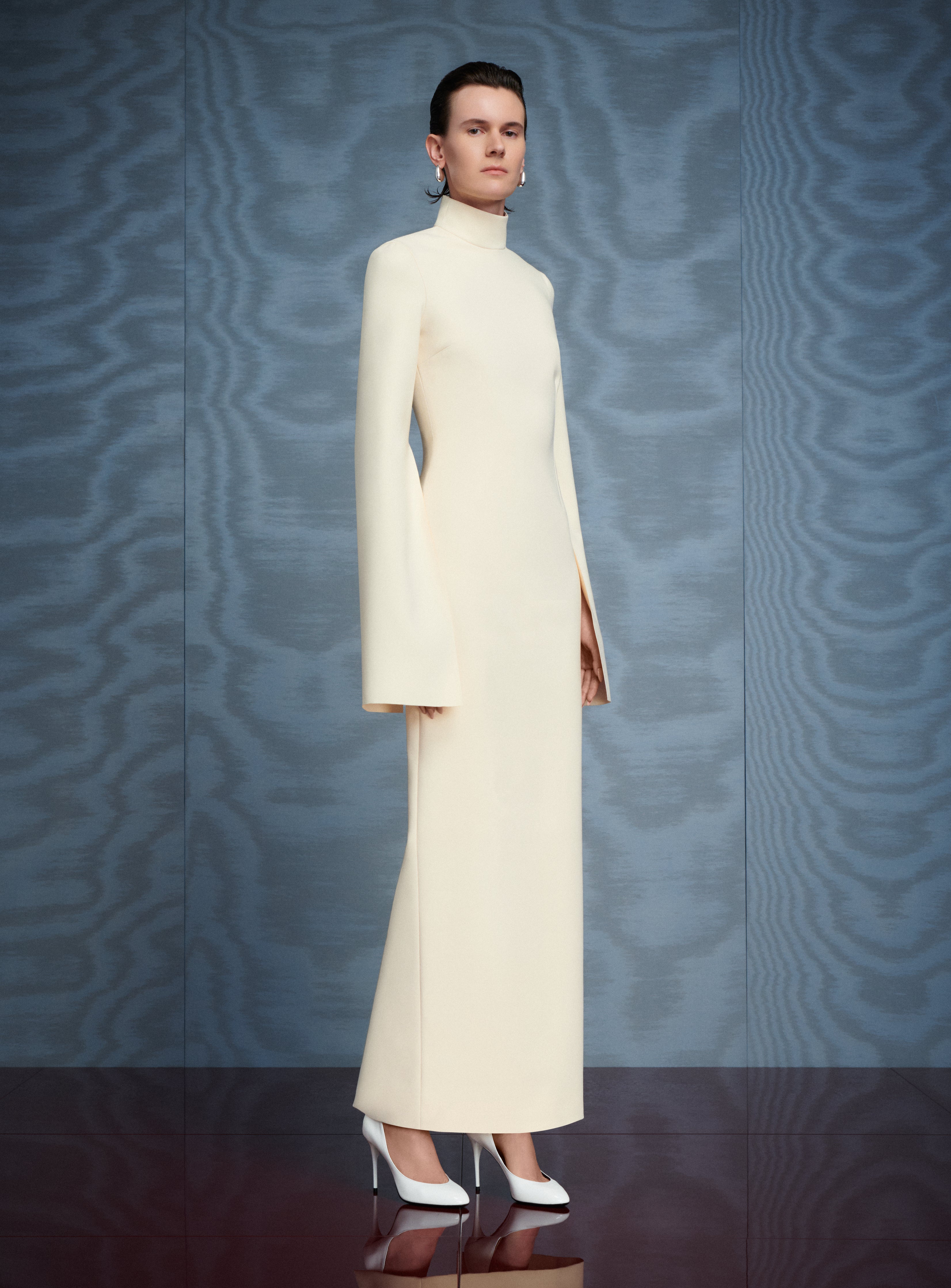 Solace London Josefine Maxi sukienka perłowa z długim rękawem