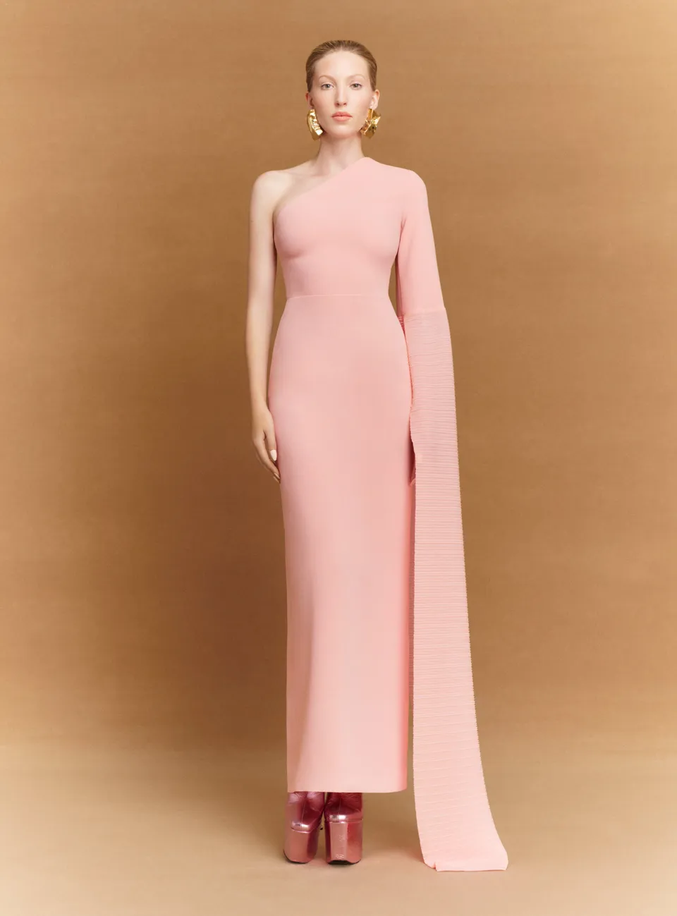 Solace London Sylvia Maxi sukienka różowa jedno ramię