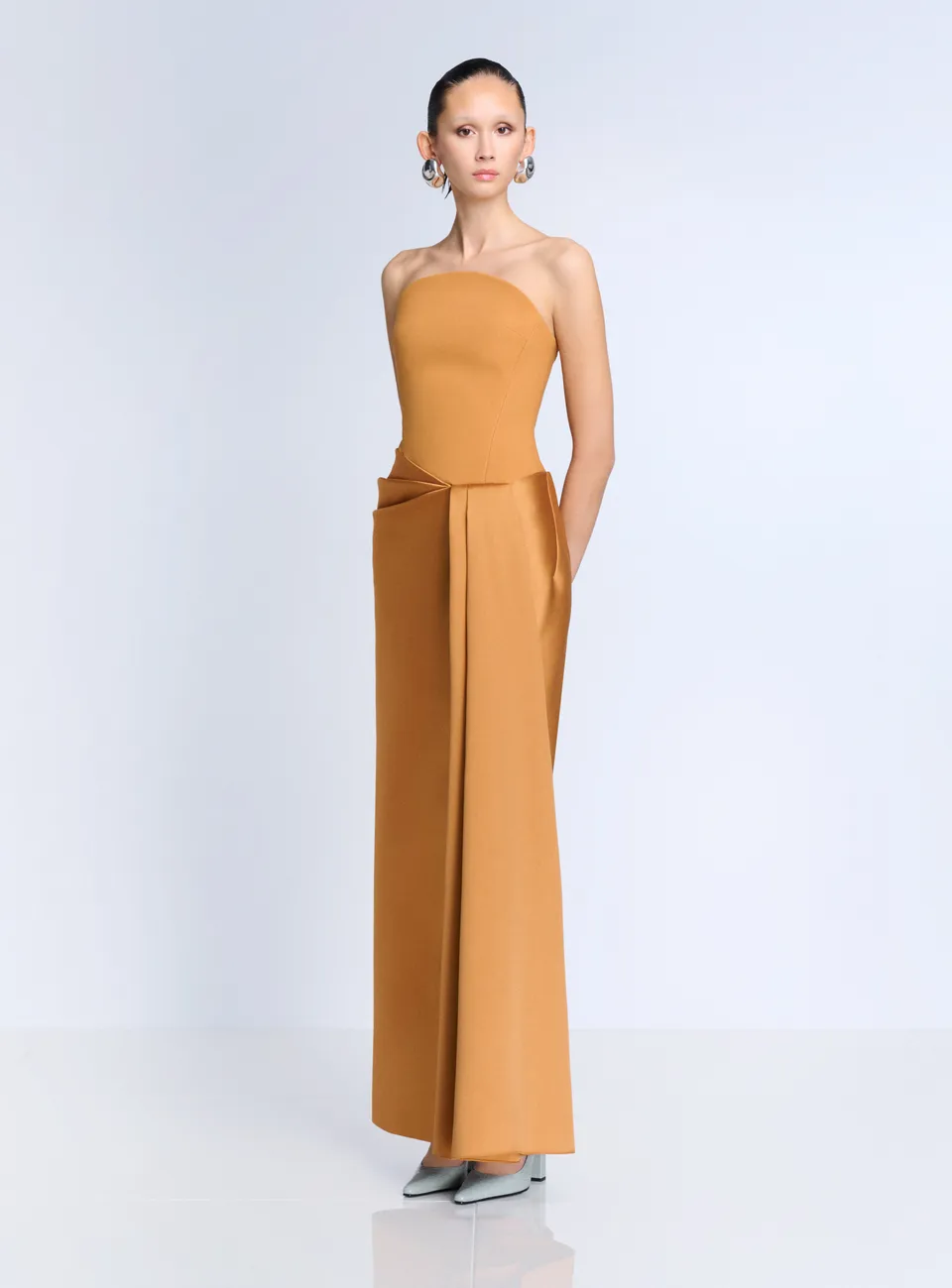 Solace London Seri sukienka wieczorowa karmelowa gorsetowa maxi