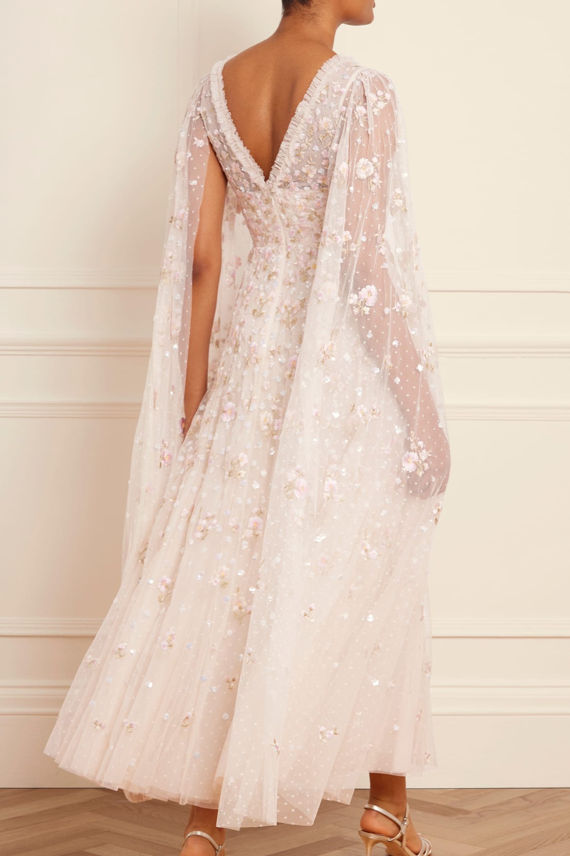 Needle & Thread Dahlia Ditsy Ankle Gown suknia kremowa haftowana