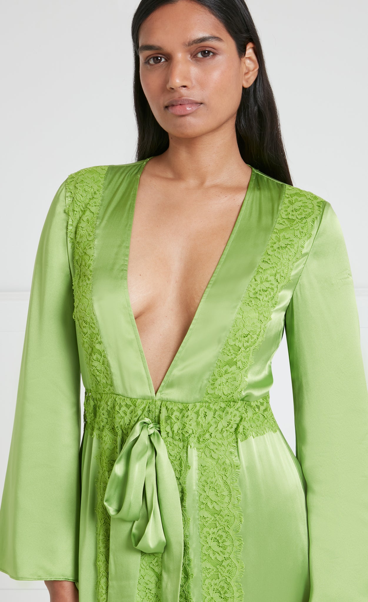Temperley London Thalia szlafrok satynowy zielony koronka
