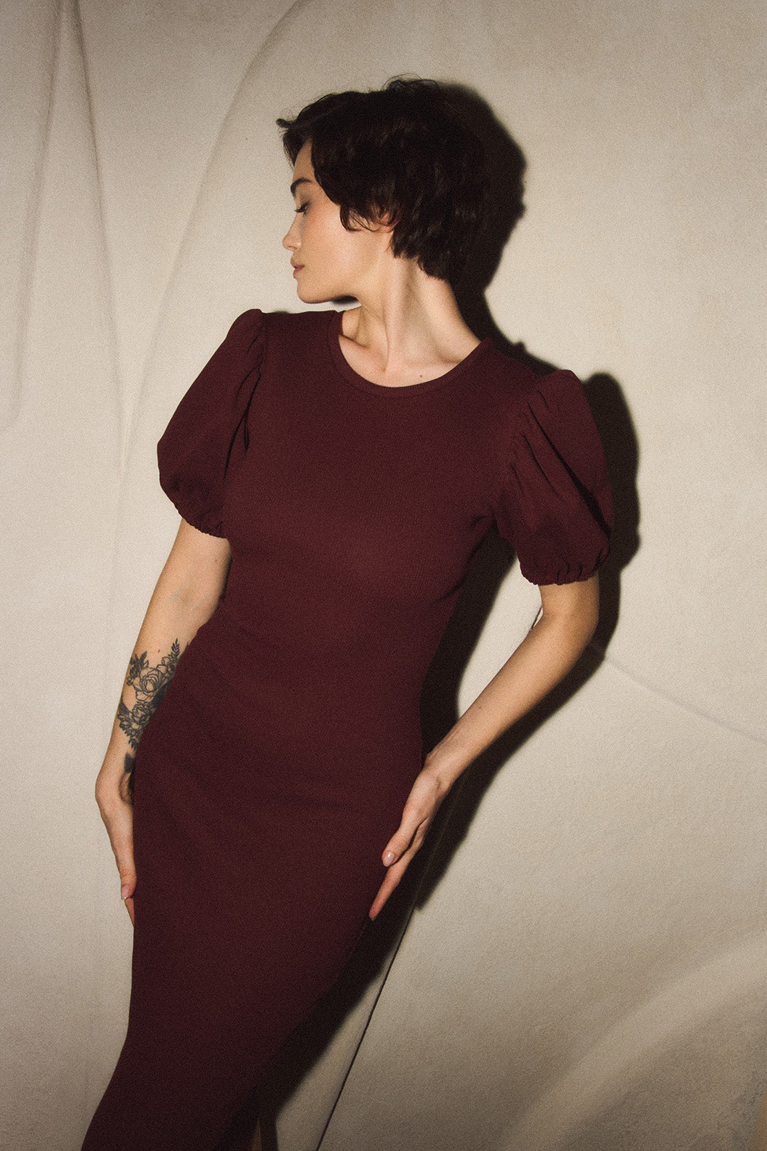 Nudyess Susan sukienka midi Burgund bufki