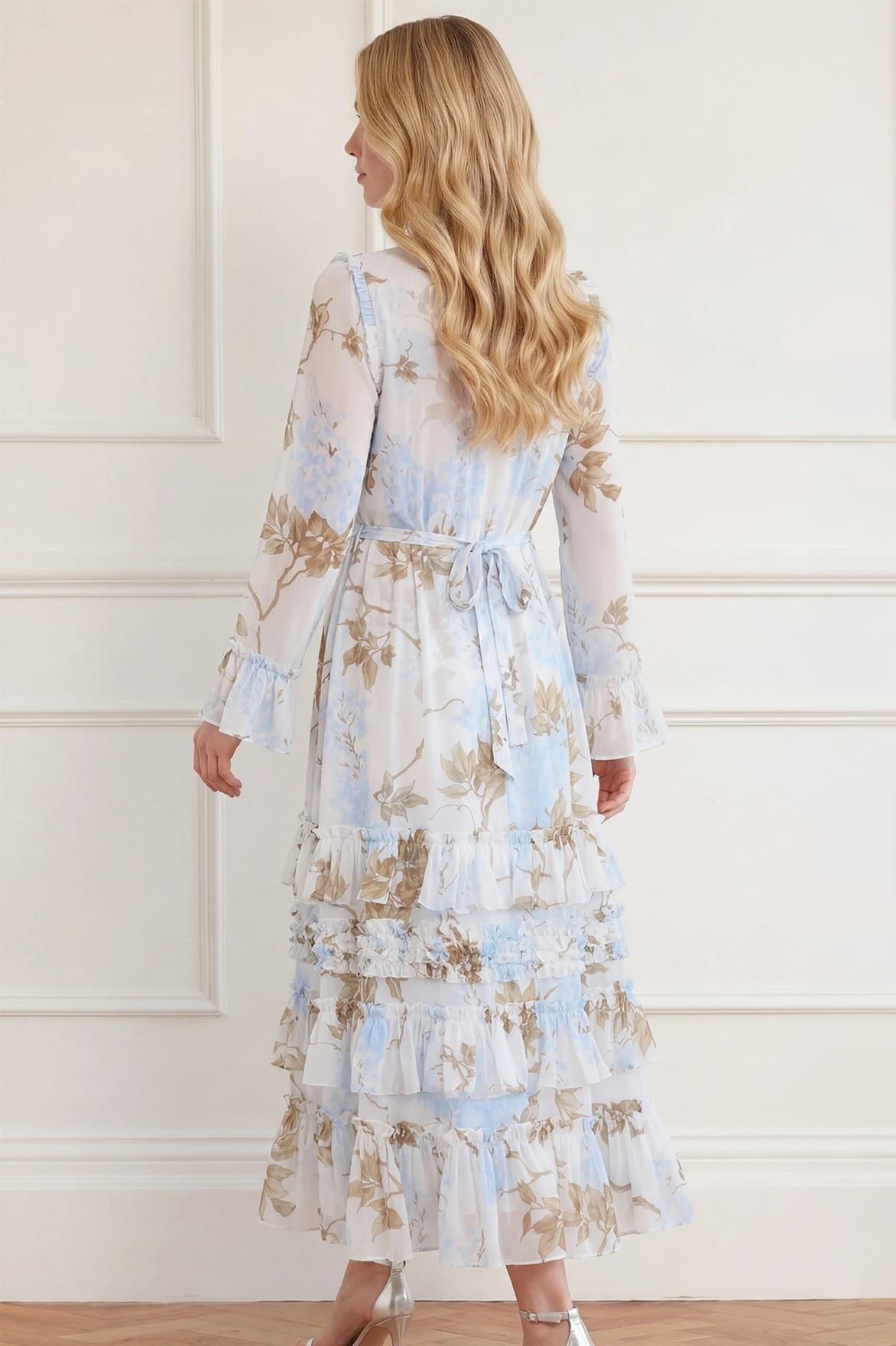 Needle & Thread Wisteria Chiffon sukienka biało-niebieska