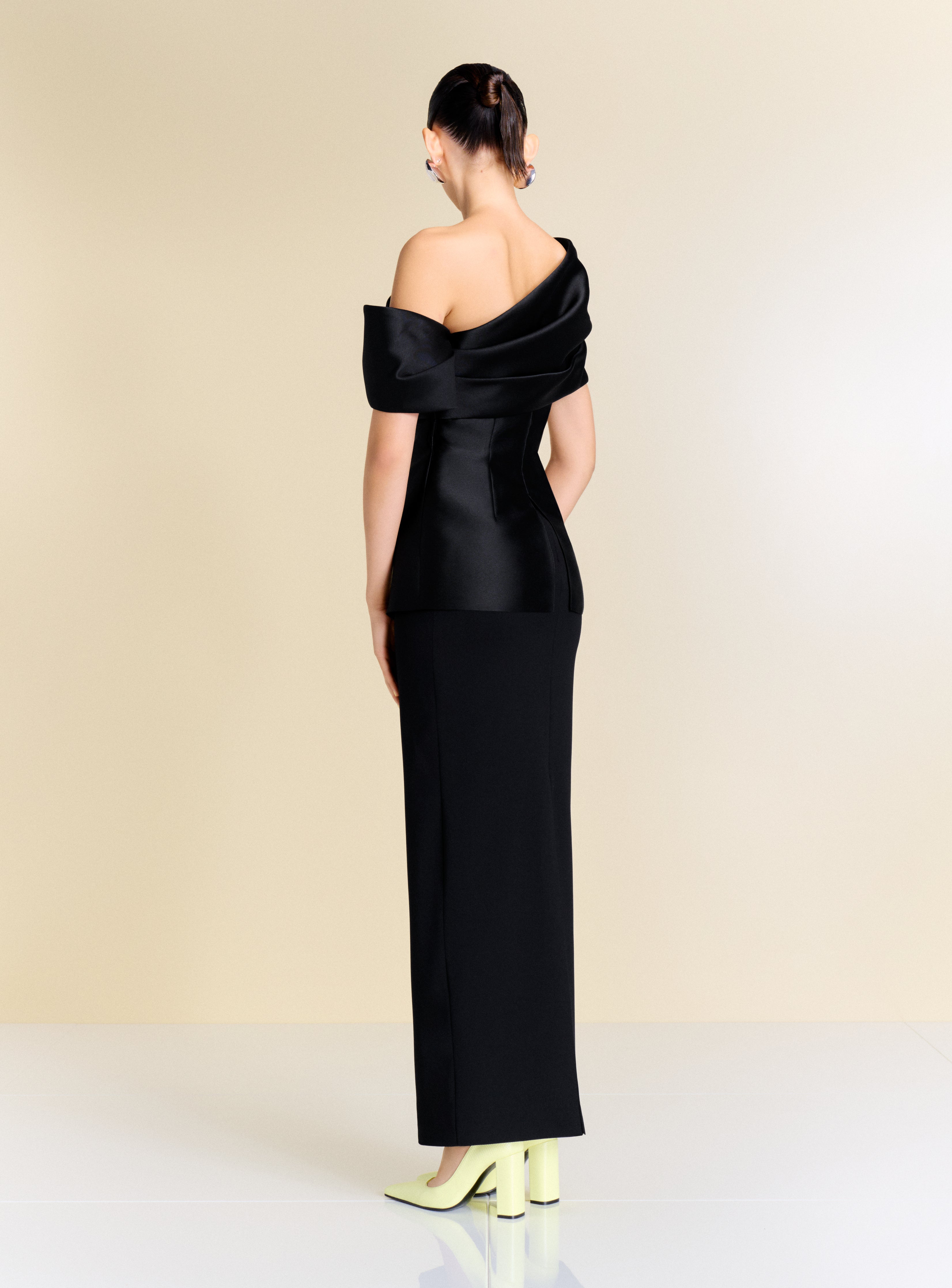 Solace London Lucine sukienka wieczorowa czarna maxi odkryte ramiona