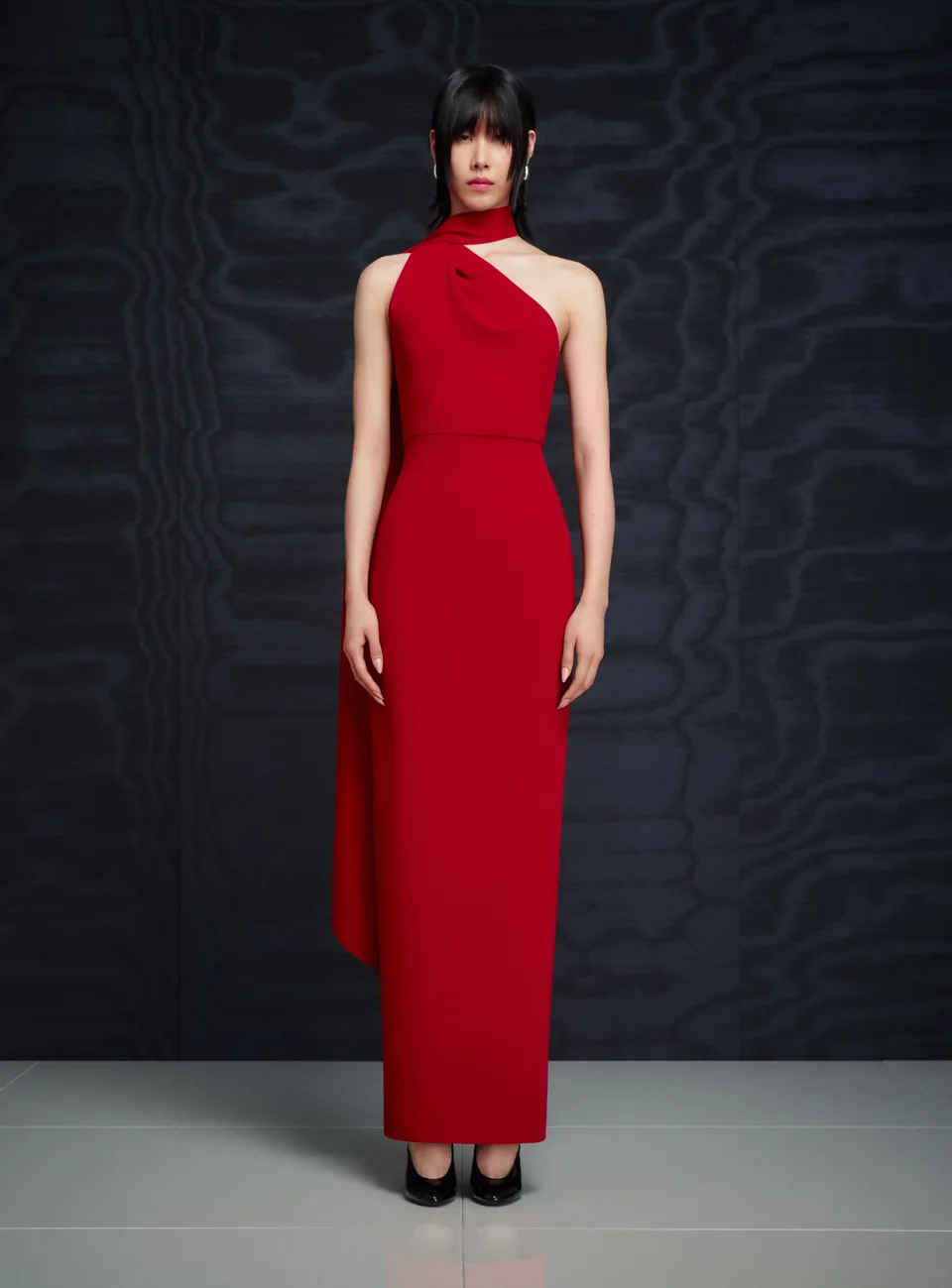 Solace London Demi sukienka maxi Crimson Red jedno ramię