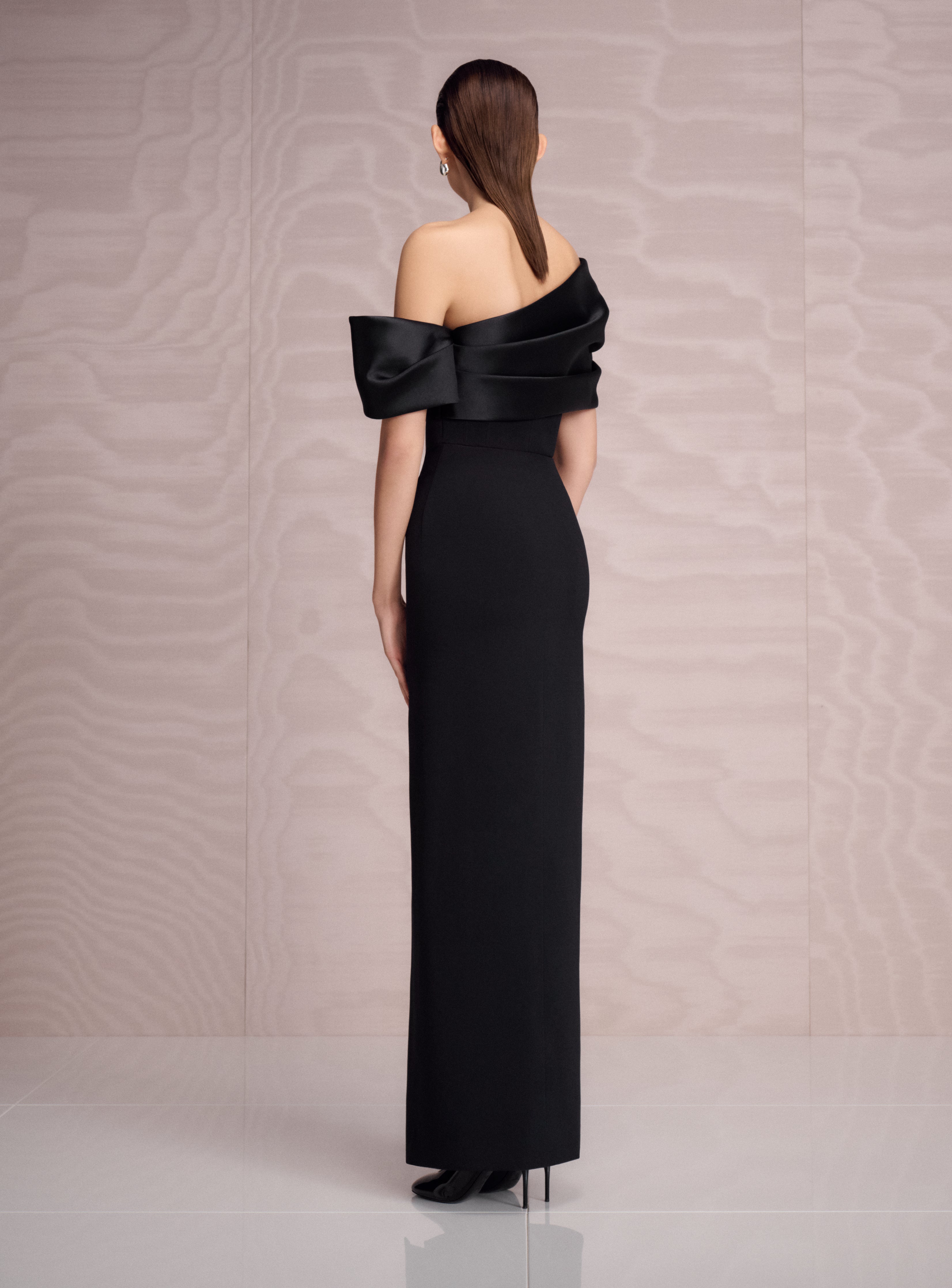 Solace London Alexis sukienka maxi czarna odkryte ramiona