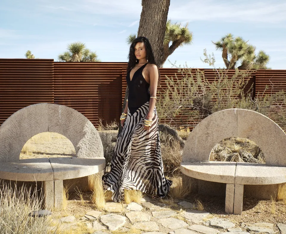 Delfi Collective Antonella sukienka czarna jedwabna zebra